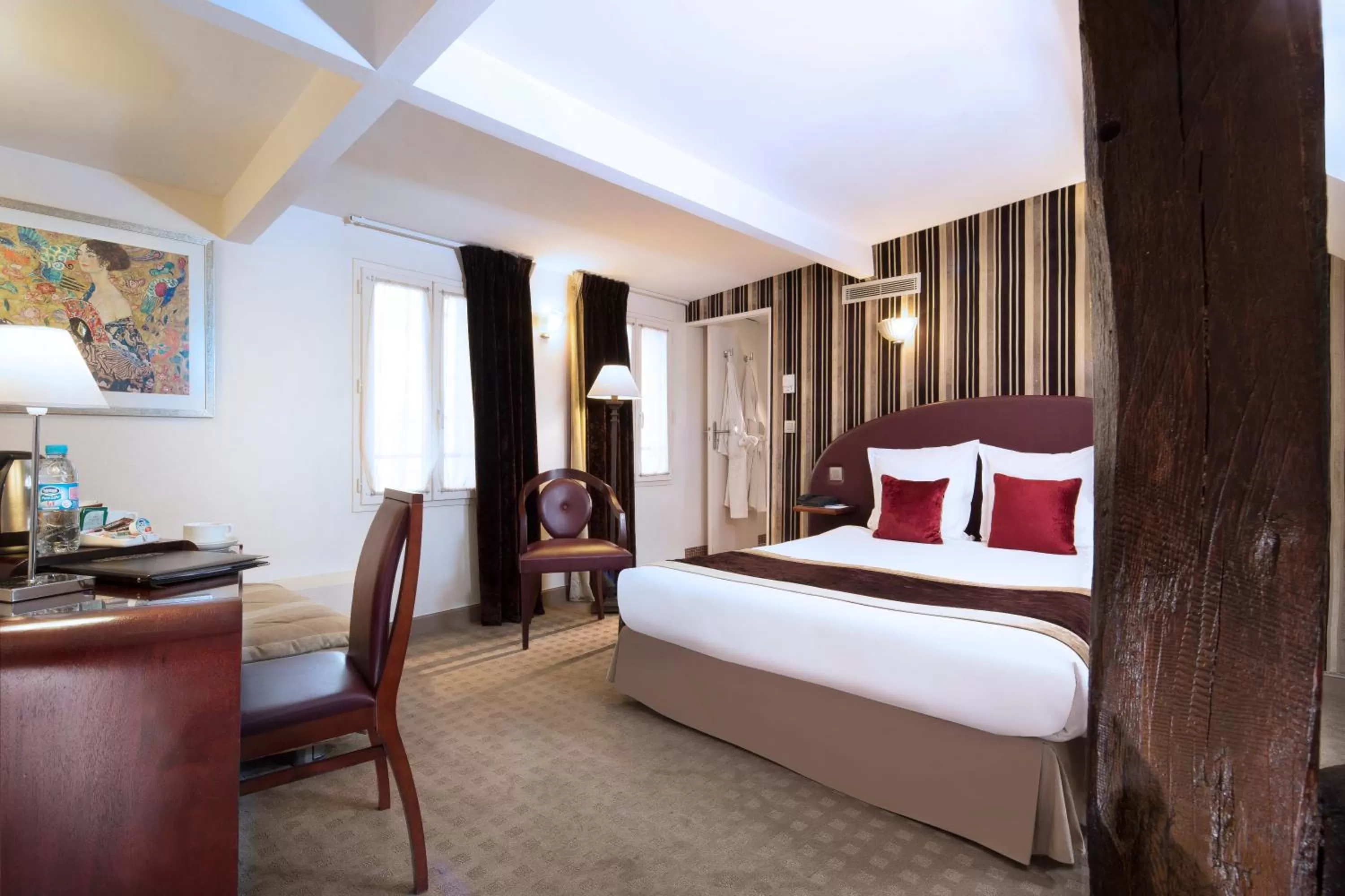 Photo of the whole room, Bed in Hotel Opéra d'Antin