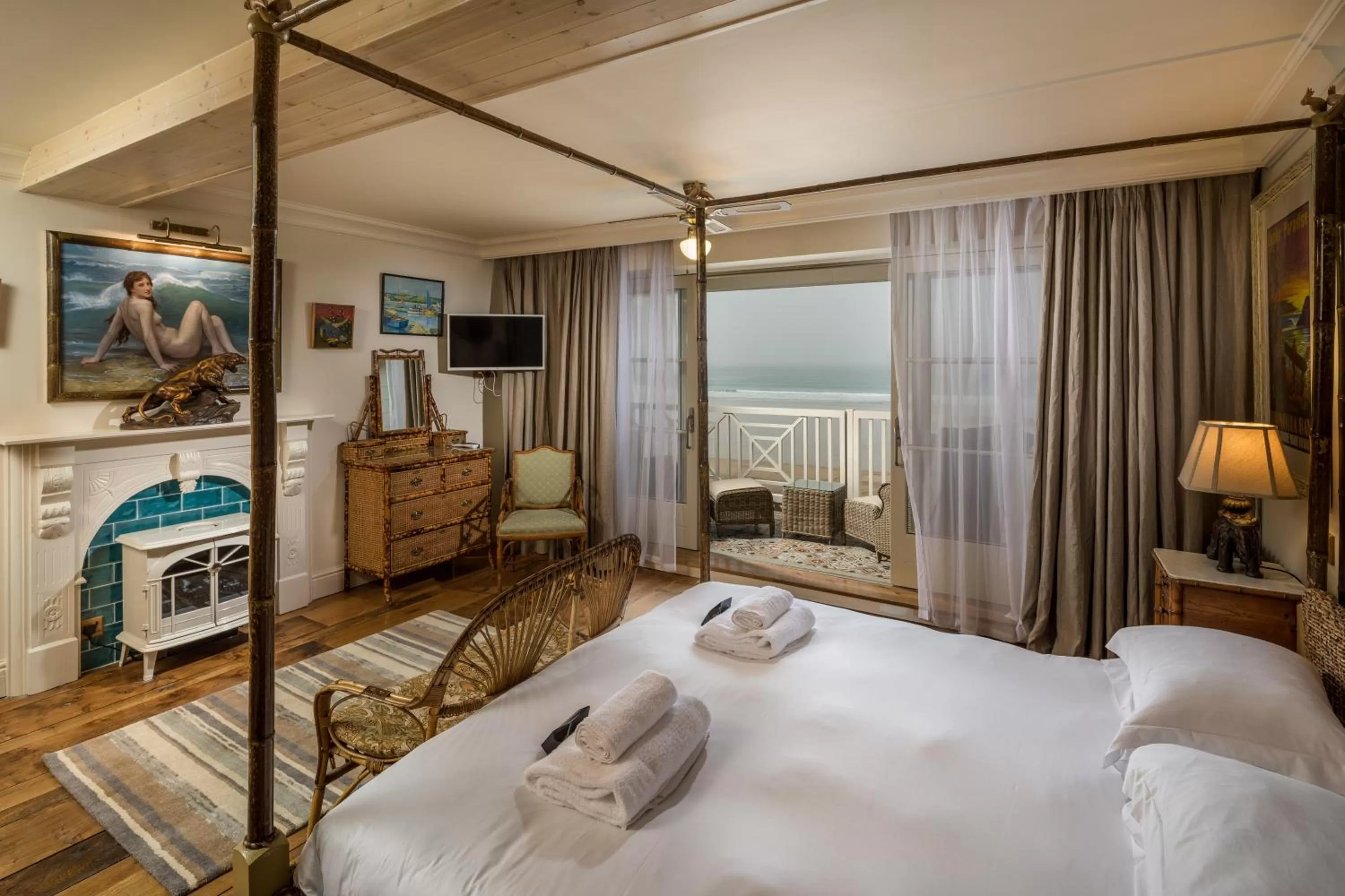 Balcony/Terrace, Bed in Tolcarne Beach Colonial Restaurant and Rooms