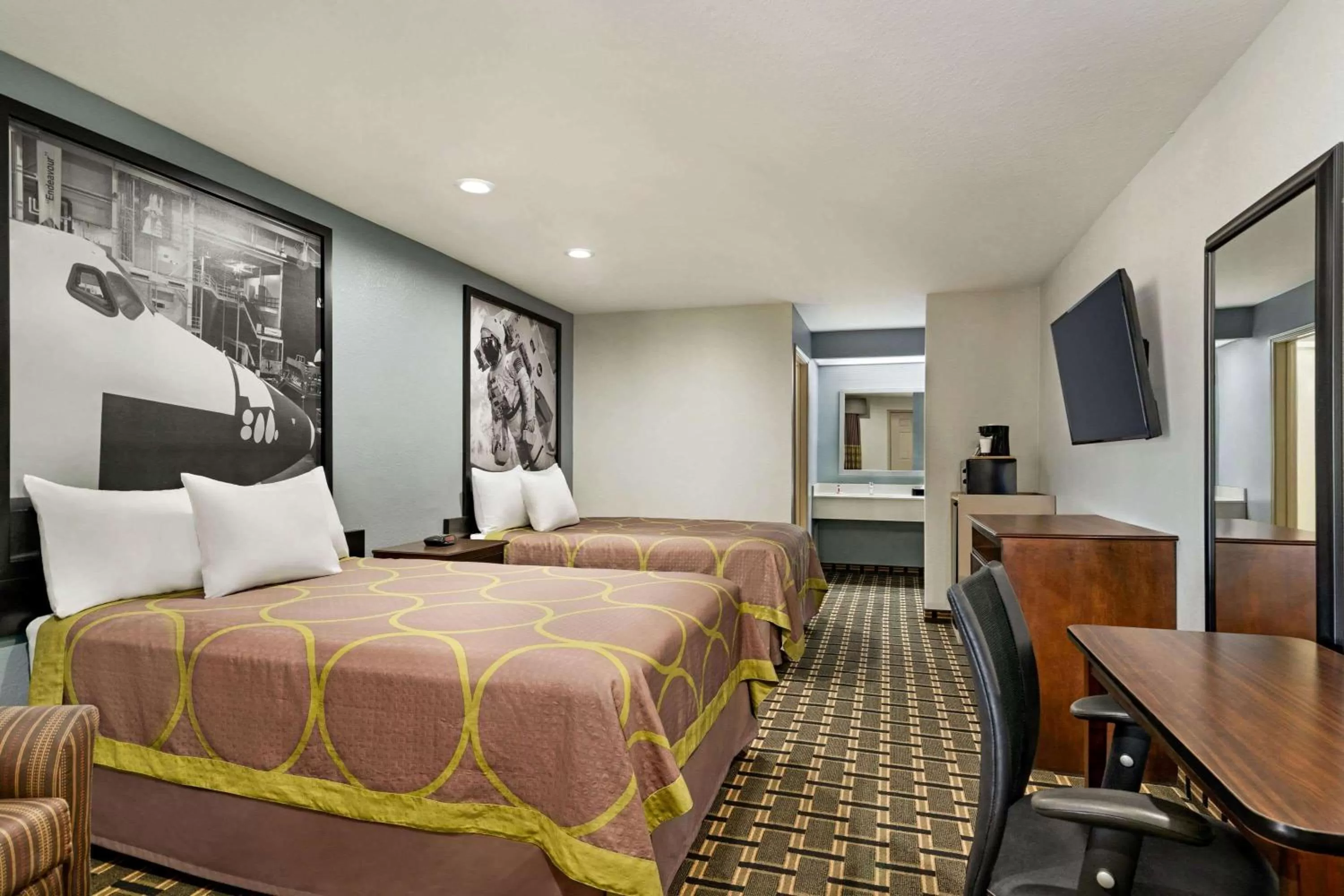 Photo of the whole room in Super 8 by Wyndham Houston/Dtwn/I-610