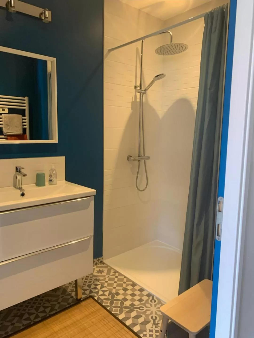 Shower in 10 Côté Cour