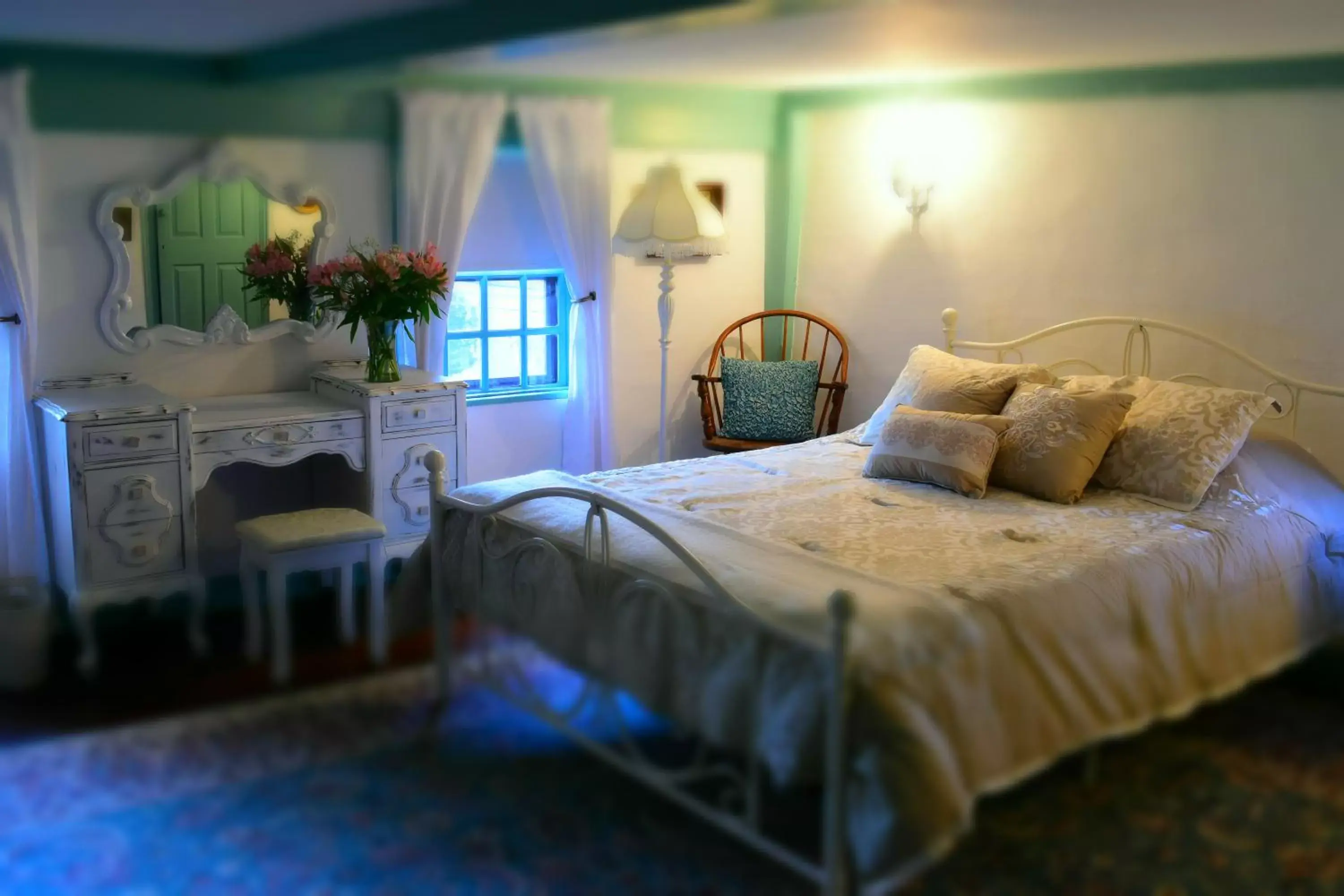 Queen Room with Shared Bathroom in Daniels House Inn Queen Room with Shared Bathroom in Daniels House Inn