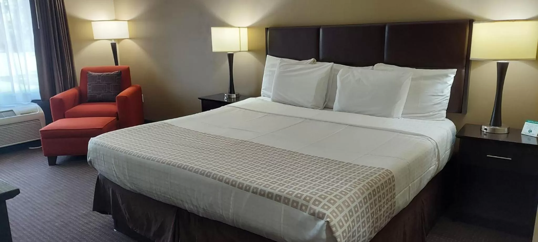Bed in Parkwood Inn & Suites