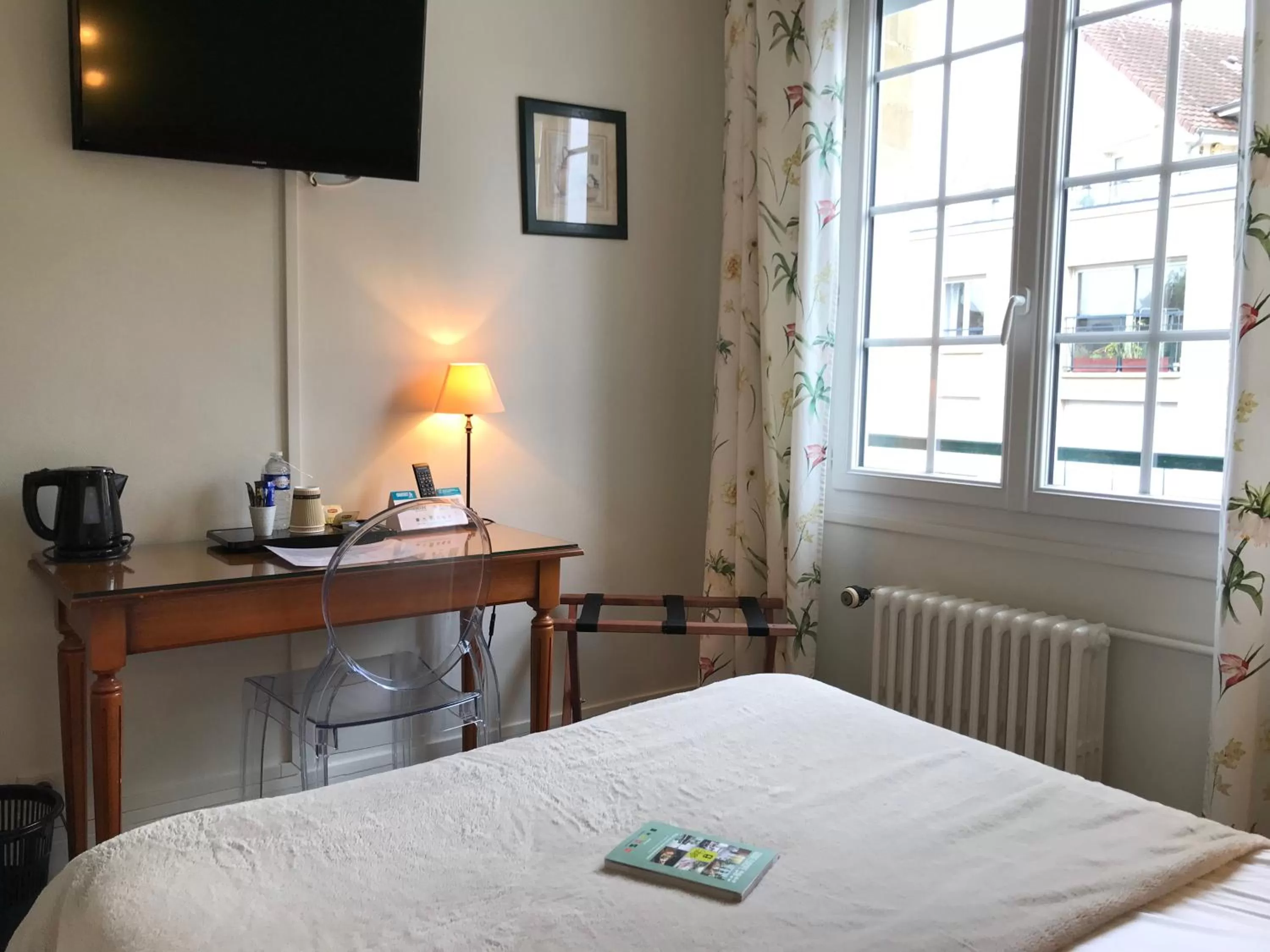 Bed in Logis Hôtel Les Airelles Neufchâtel En Bray