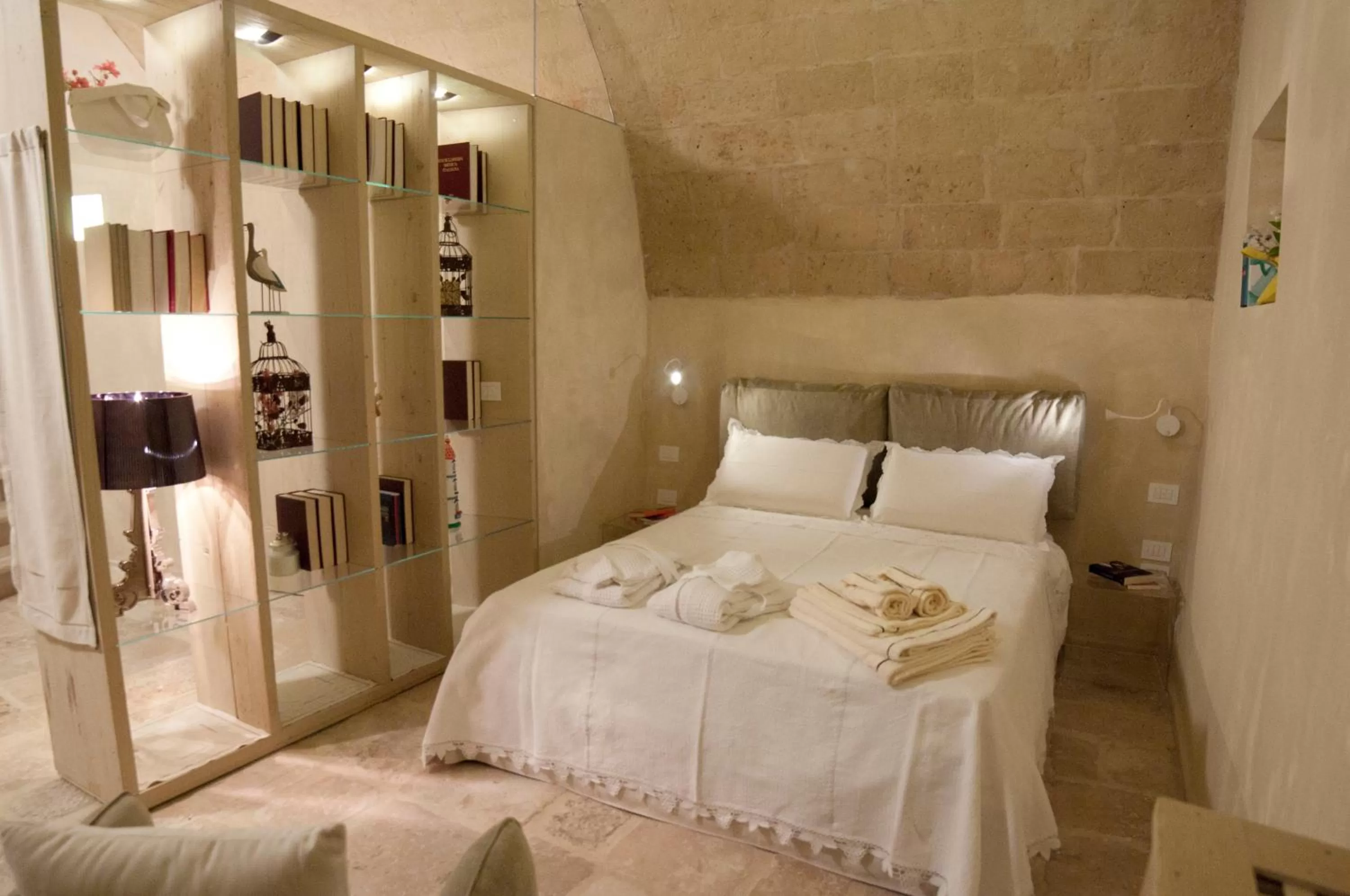 Bedroom, Bed in Mata Suite