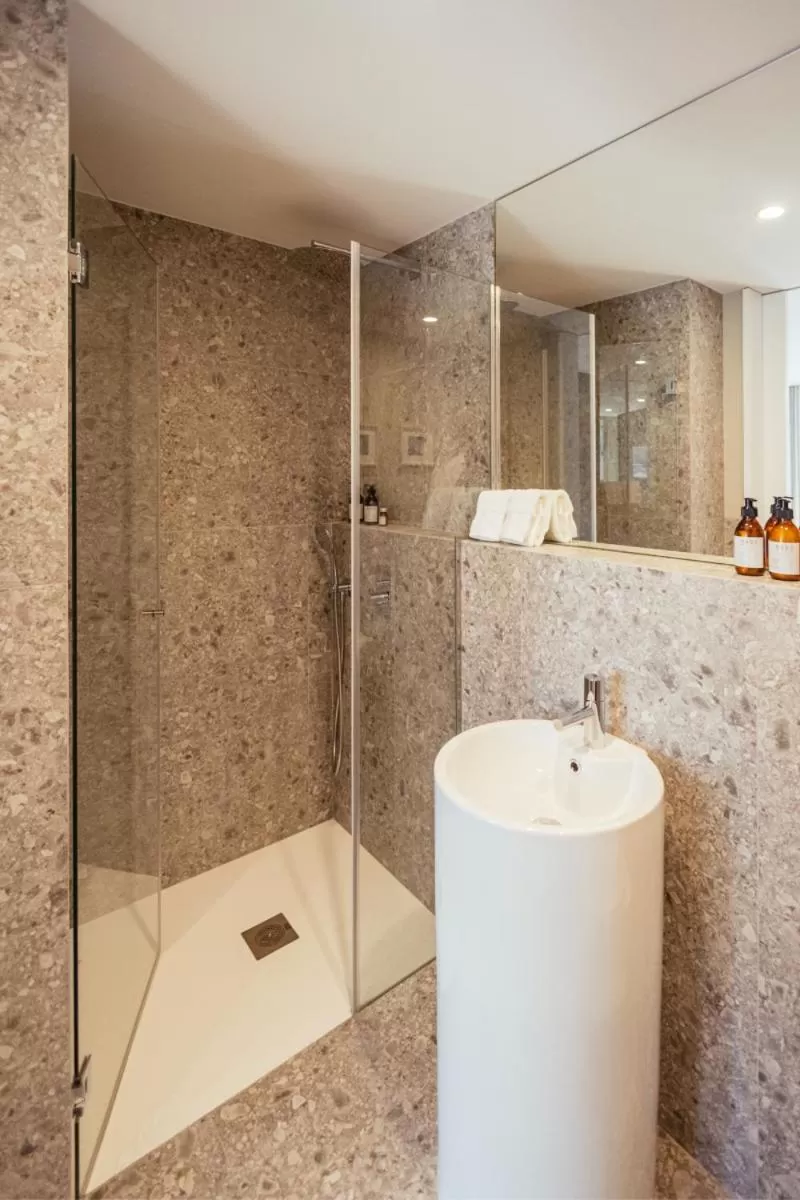 Shower in As Vizinhas Boutique Apartments