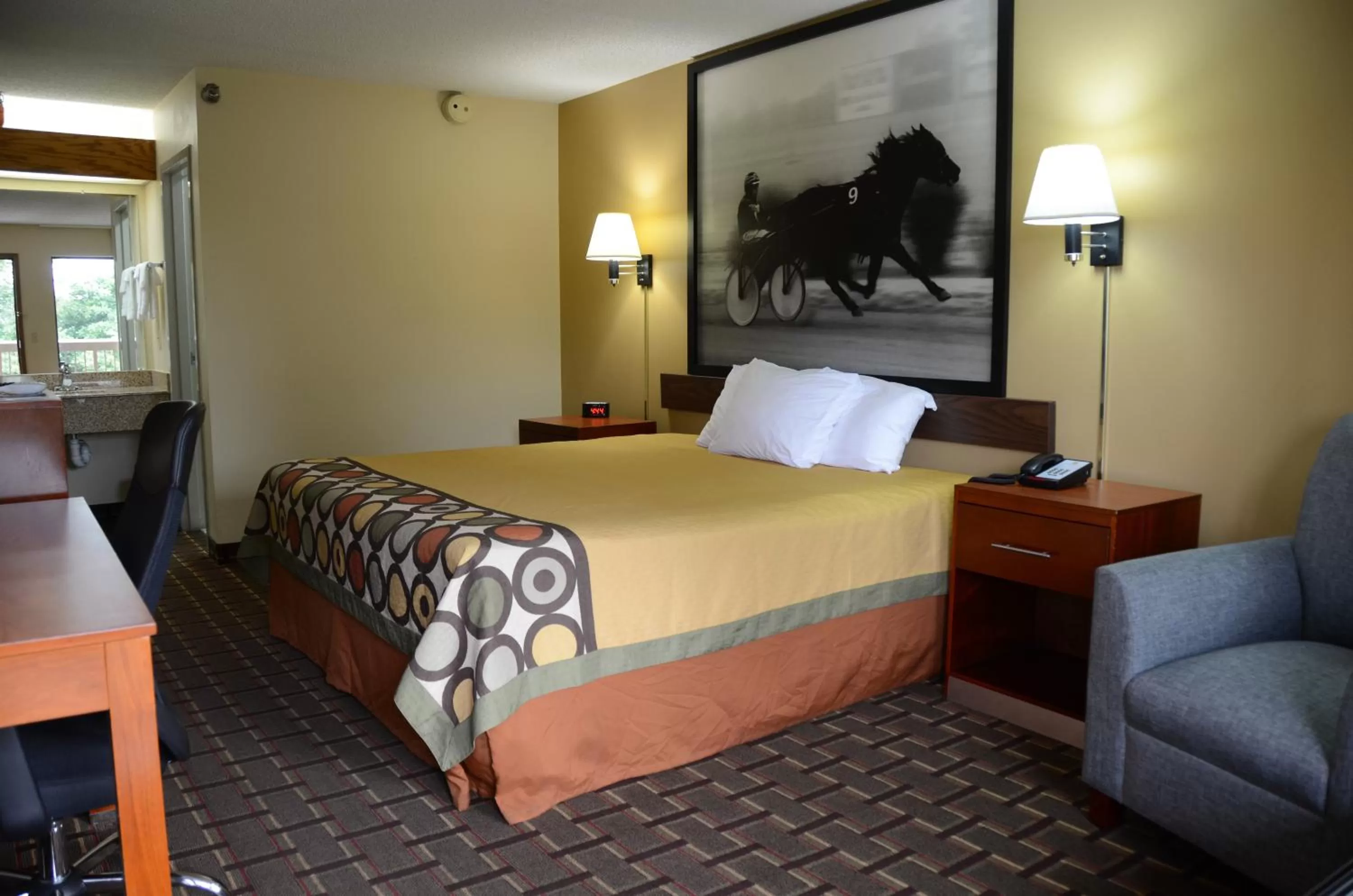 Photo of the whole room, Bed in Super 8 by Wyndham Franklin Hwy 31