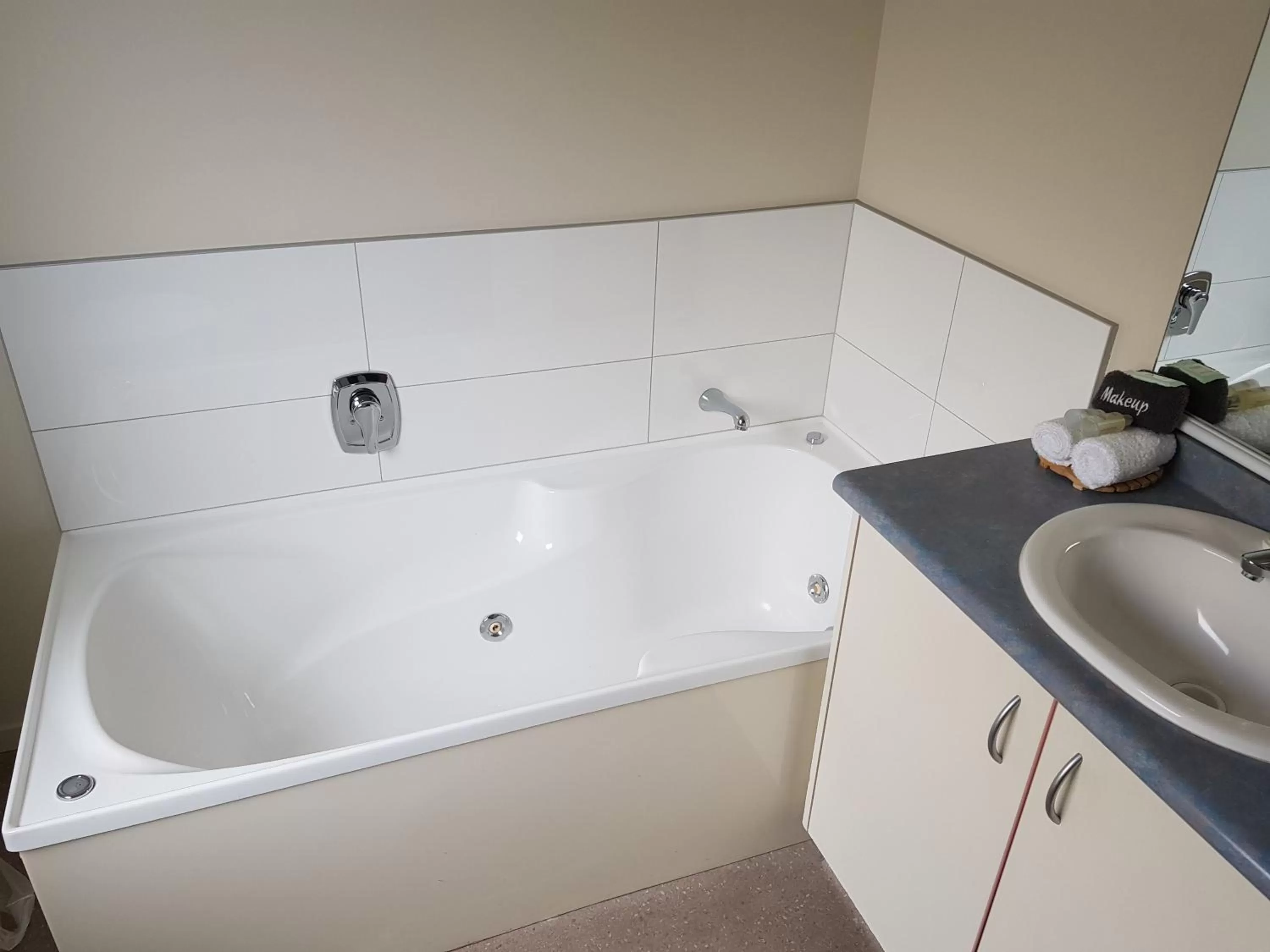 Bathroom in Portmans Motor Lodge