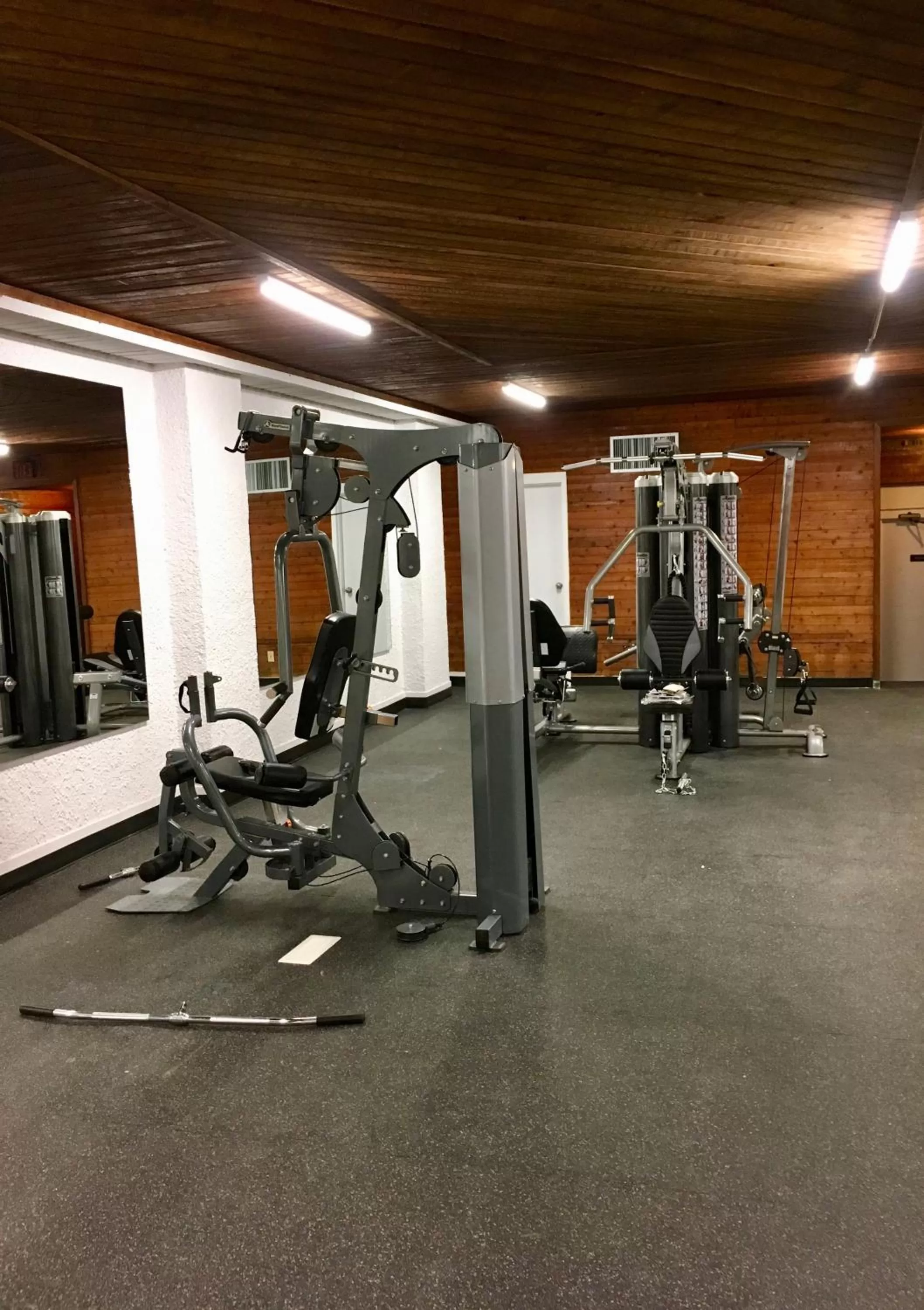 Fitness centre/facilities in Crestwood Hotel