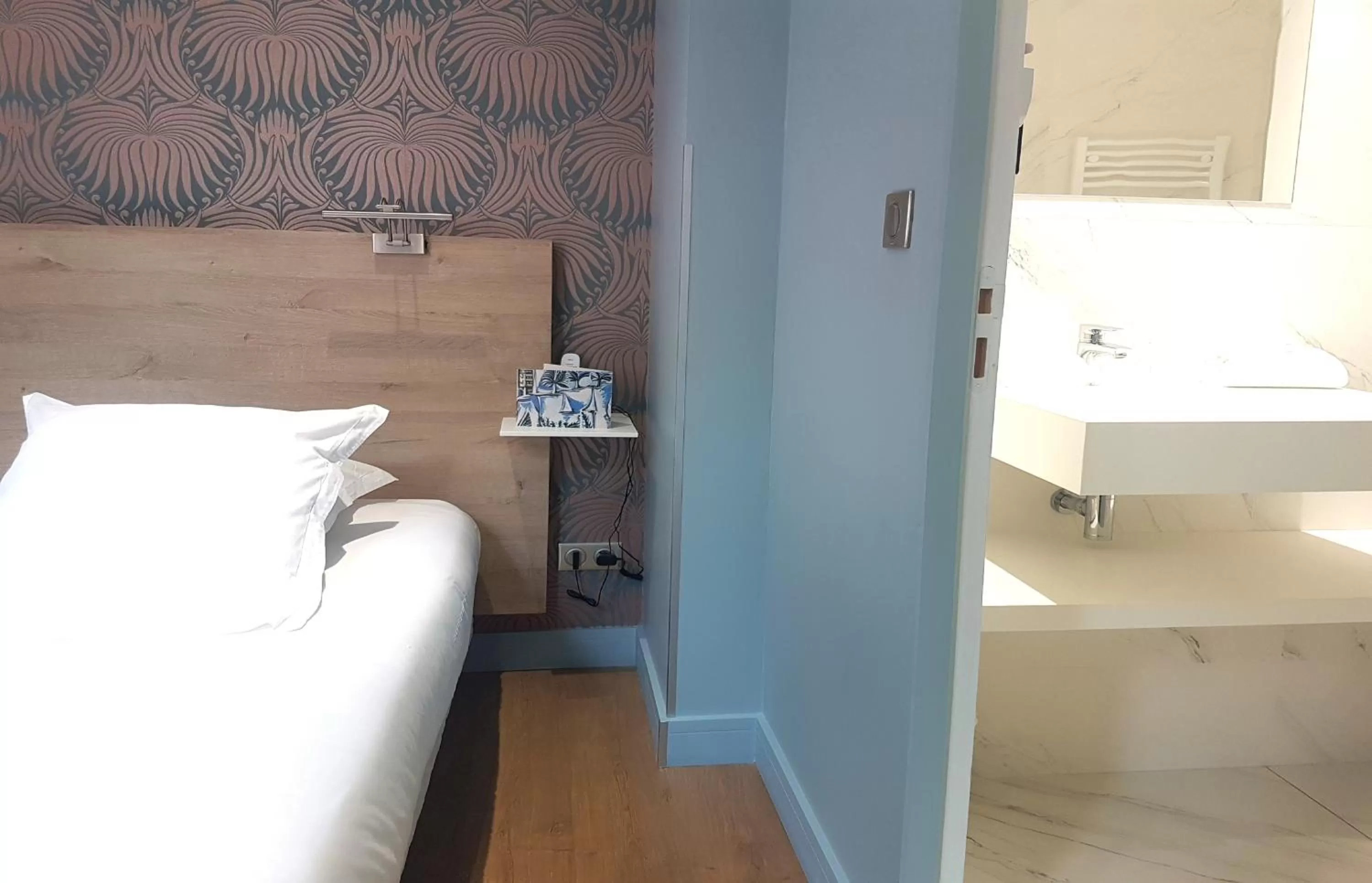 Bed in Grand Hôtel Dauphiné Toulon, Boutique Hôtel & Suites