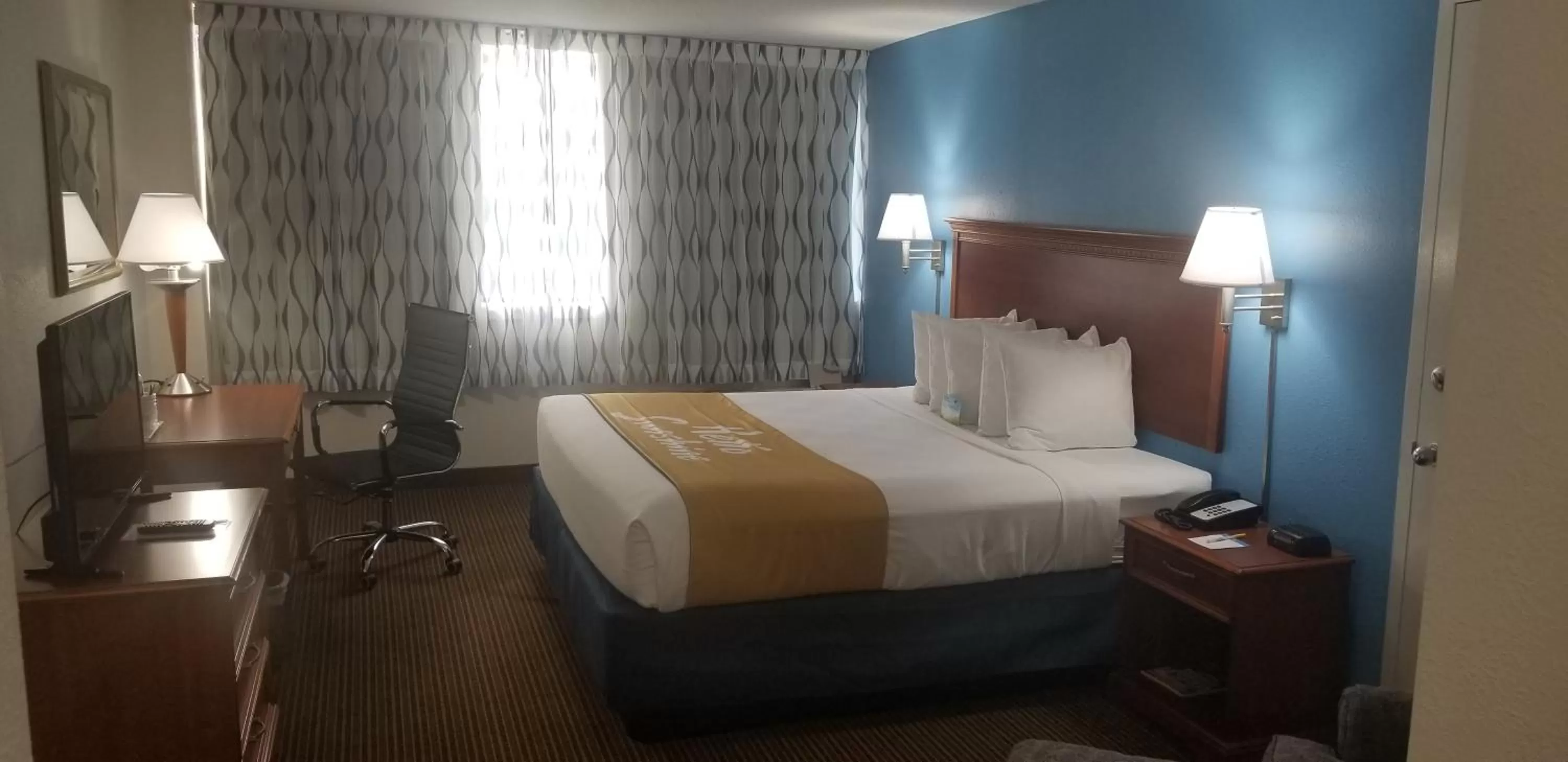 Bed in Days Inn & Suites by Wyndham Tallahassee Conf Center I-10