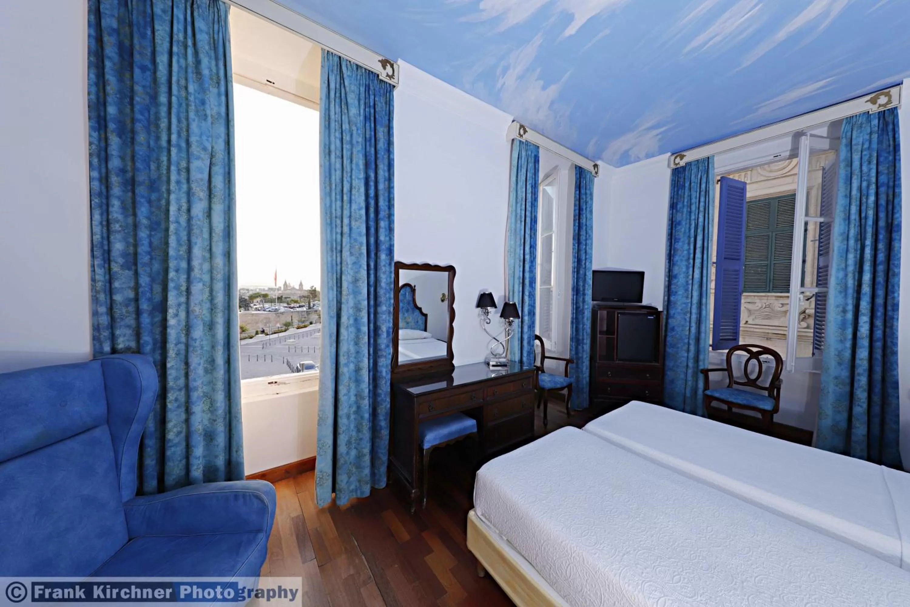 Property building, Bed in Hotel Castille