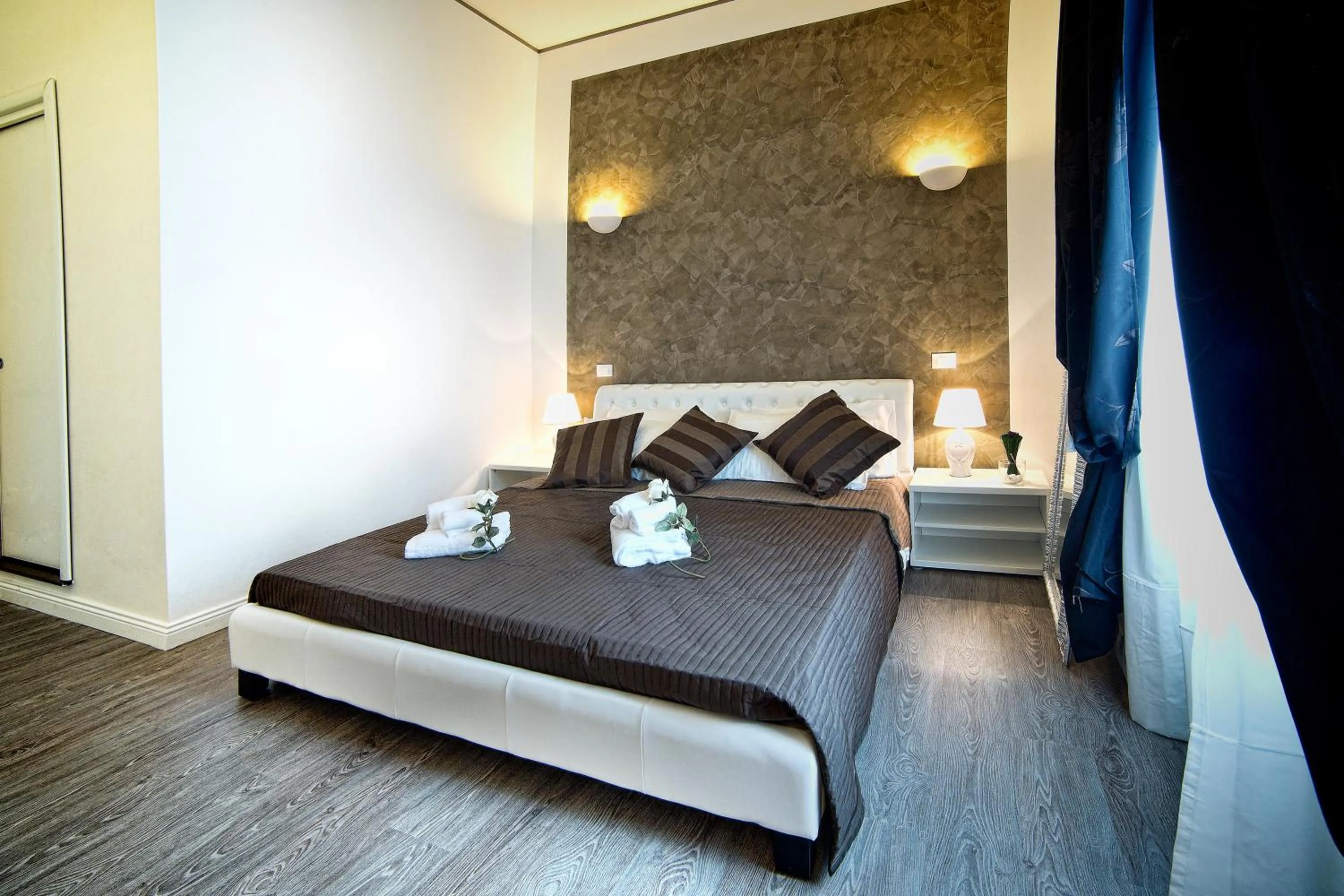 Photo of the whole room, Bed in Rome Key Home