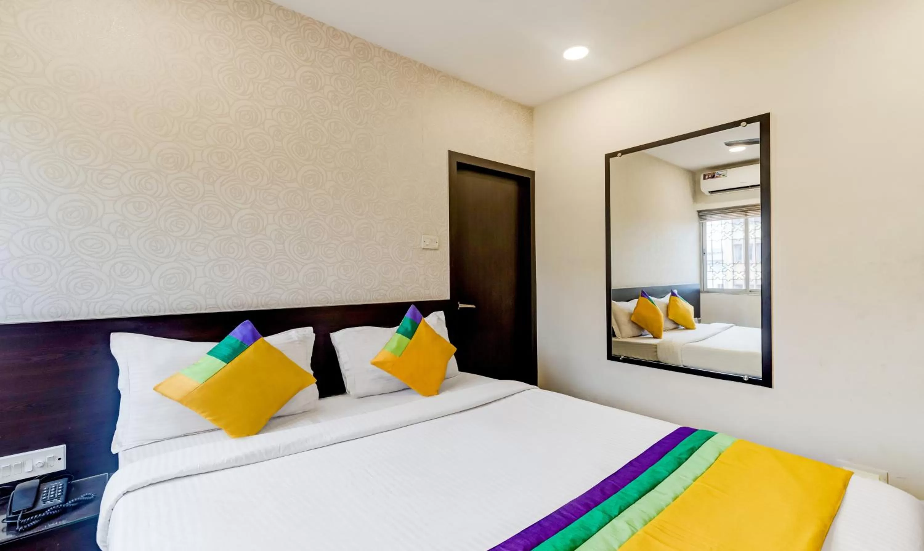 Bedroom, Bed in Itsy Hotels Neeranand Plaza, Bhawanipur