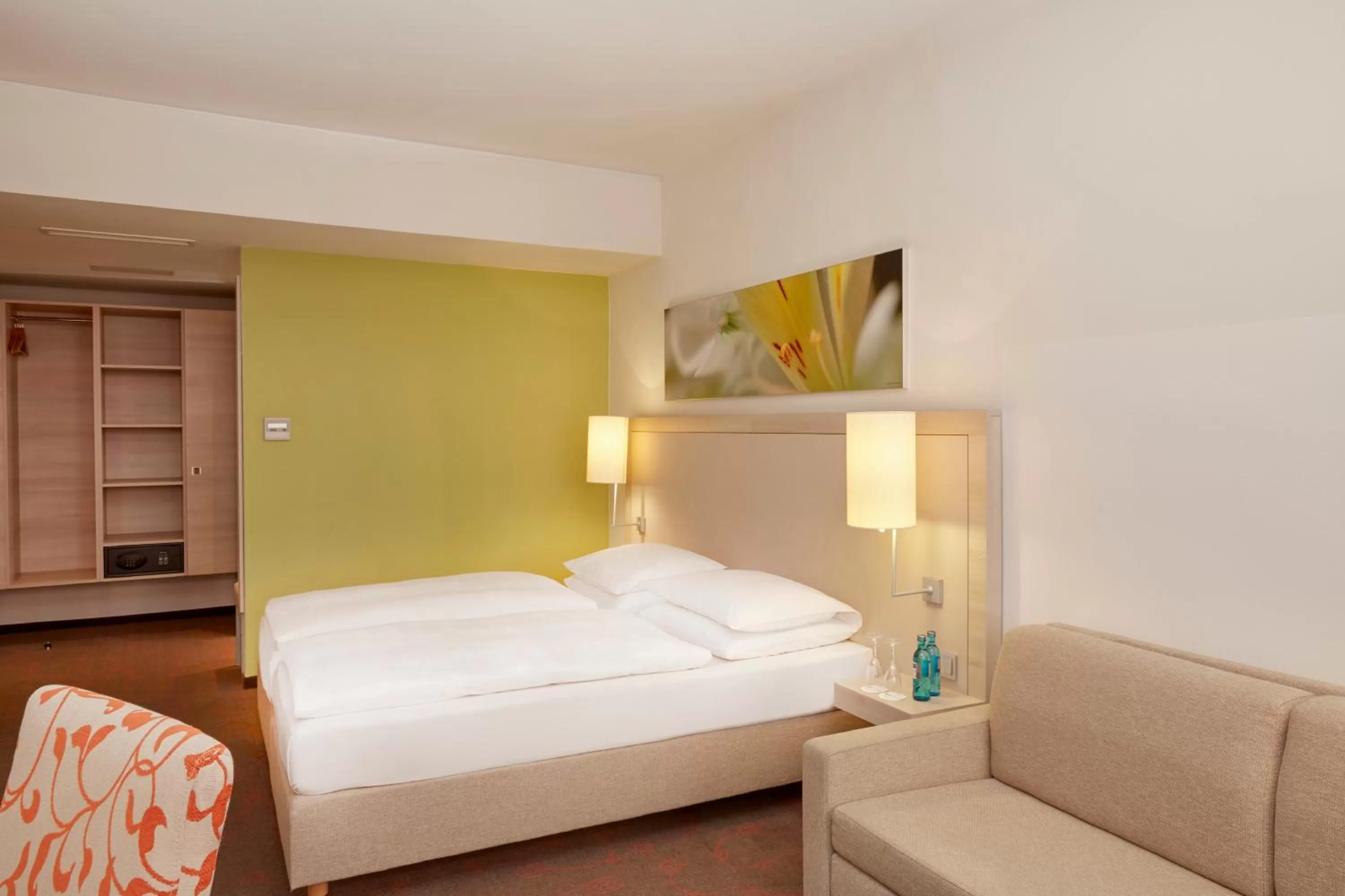 Photo of the whole room, Bed in H+ Hotel München