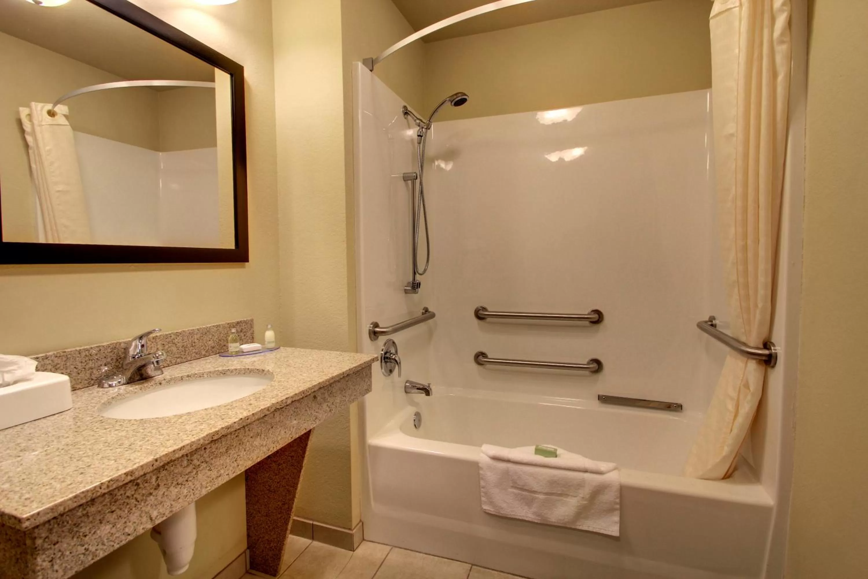 Bathroom in Cobblestone Inn & Suites - Rugby