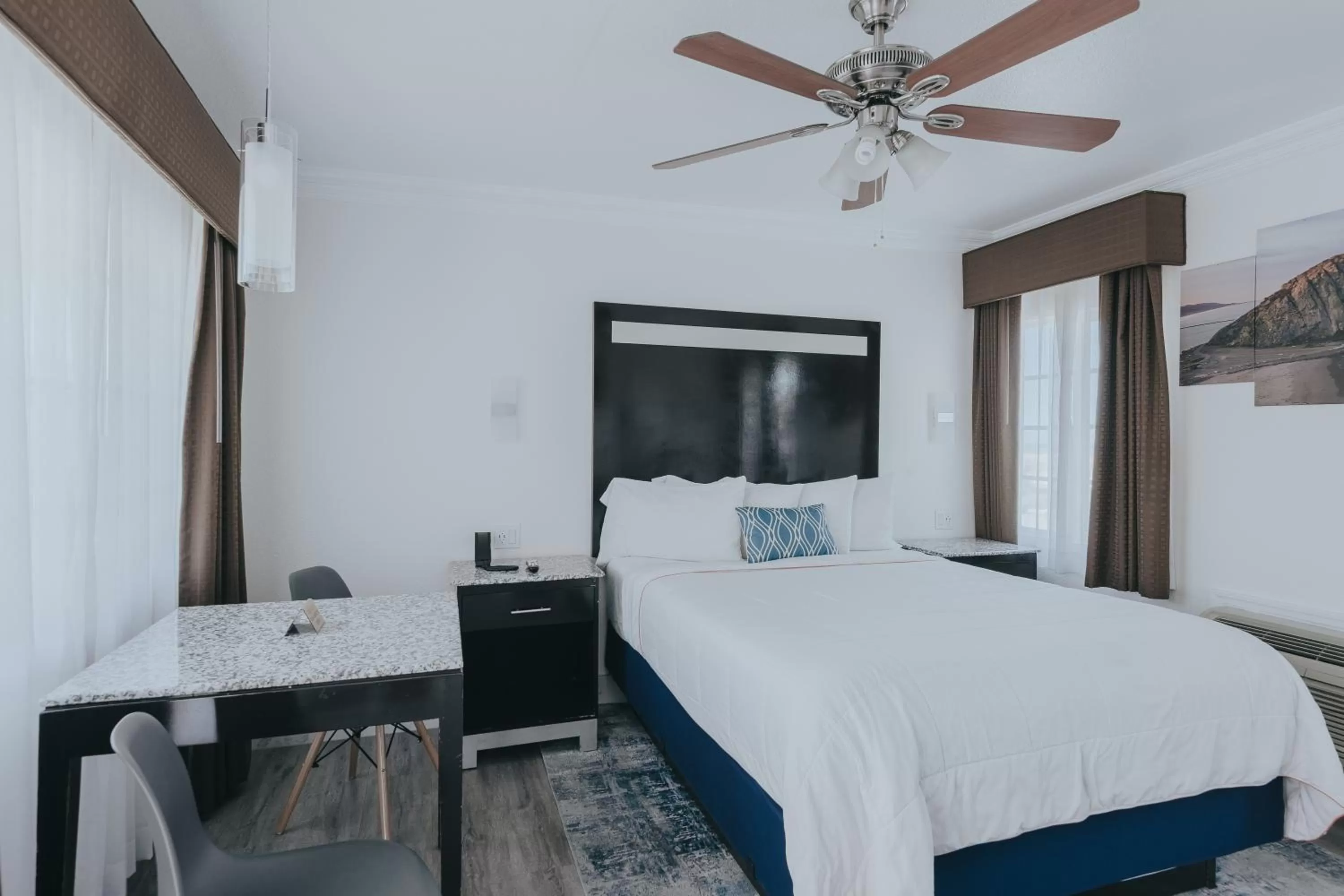 Bed in Sea Air Inn & Suites - Downtown - Restaurant Row