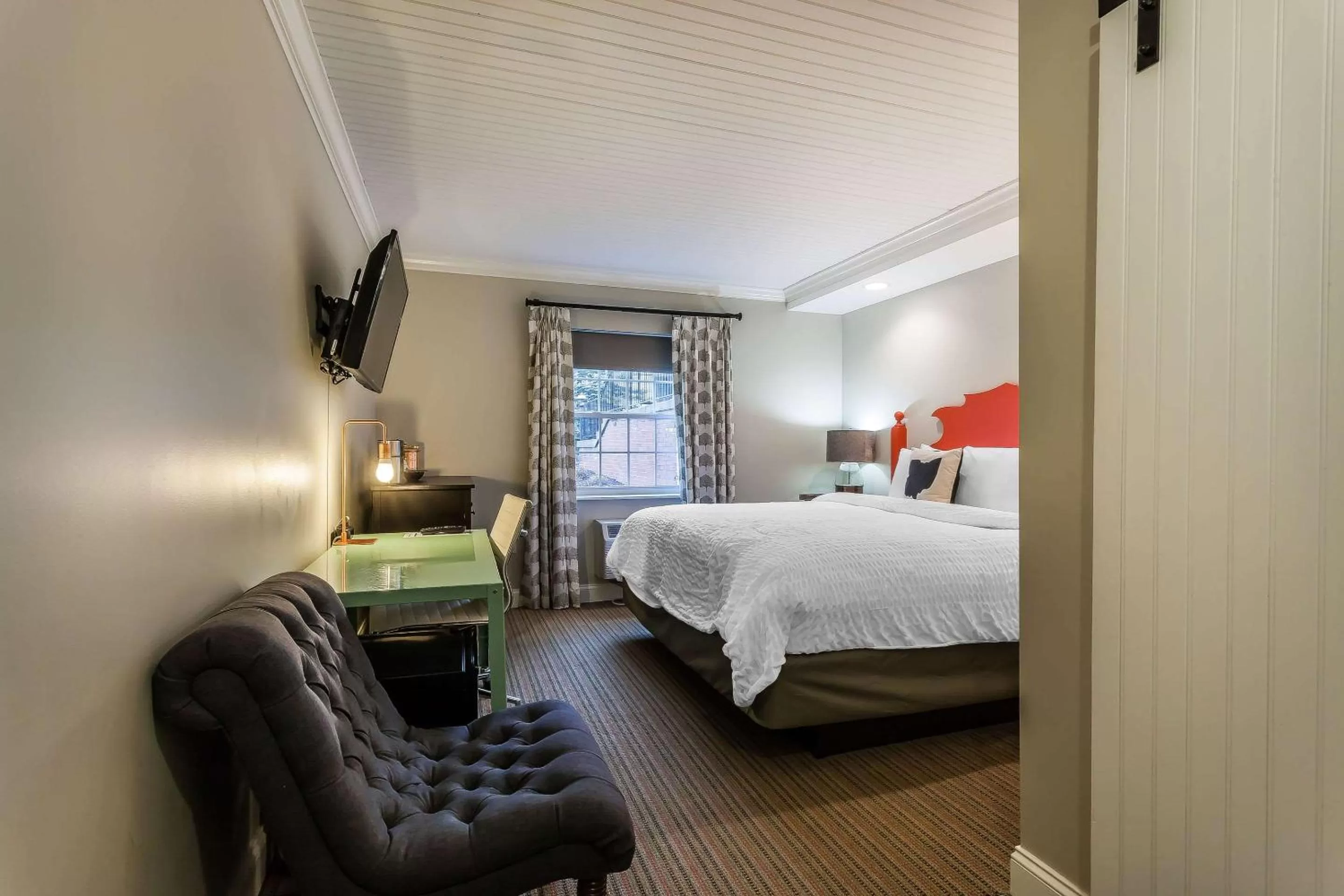 Photo of the whole room, Bed in The Aurora Inn Hotel and Event Center