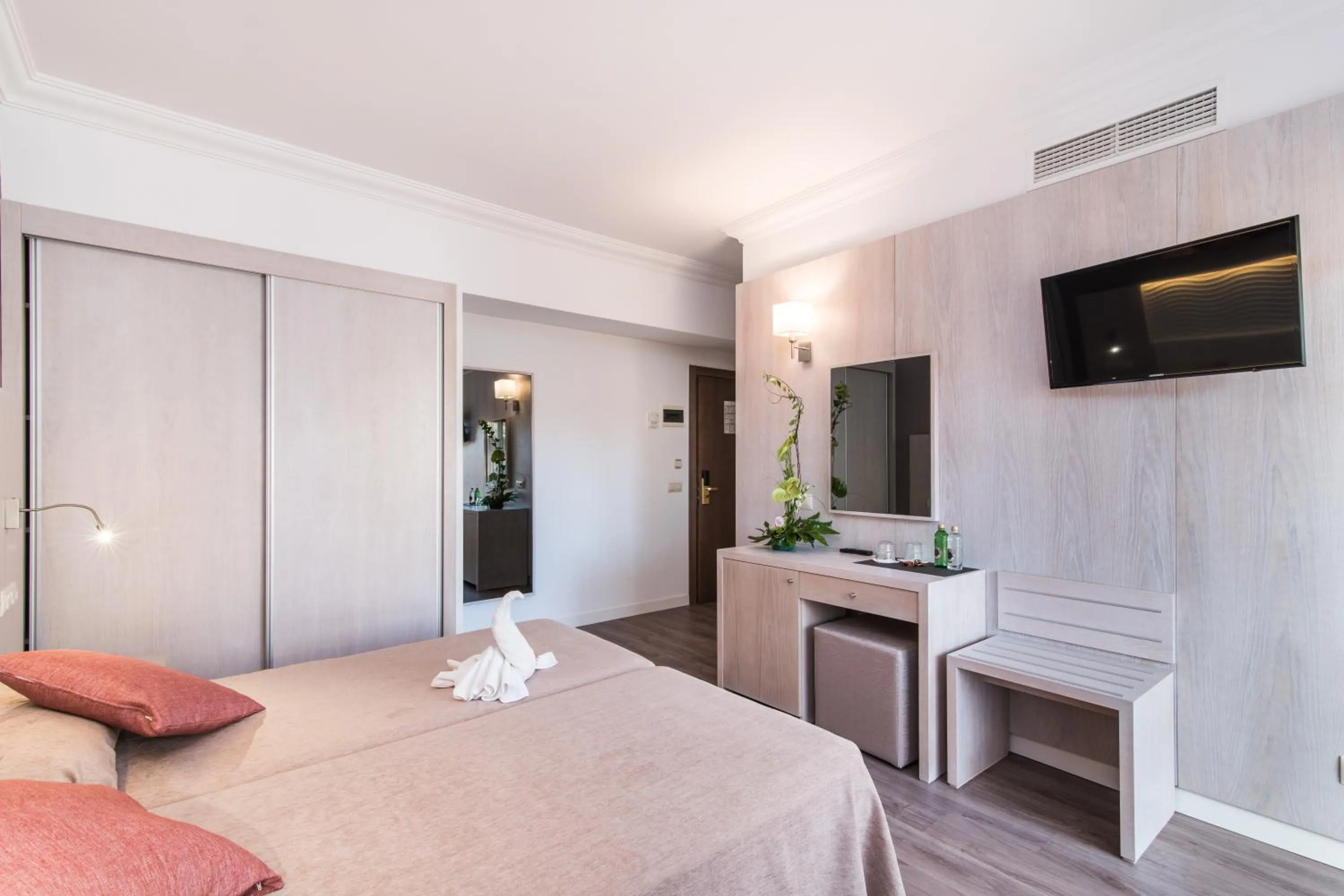 TV and multimedia, Bed in Hotel Baviera