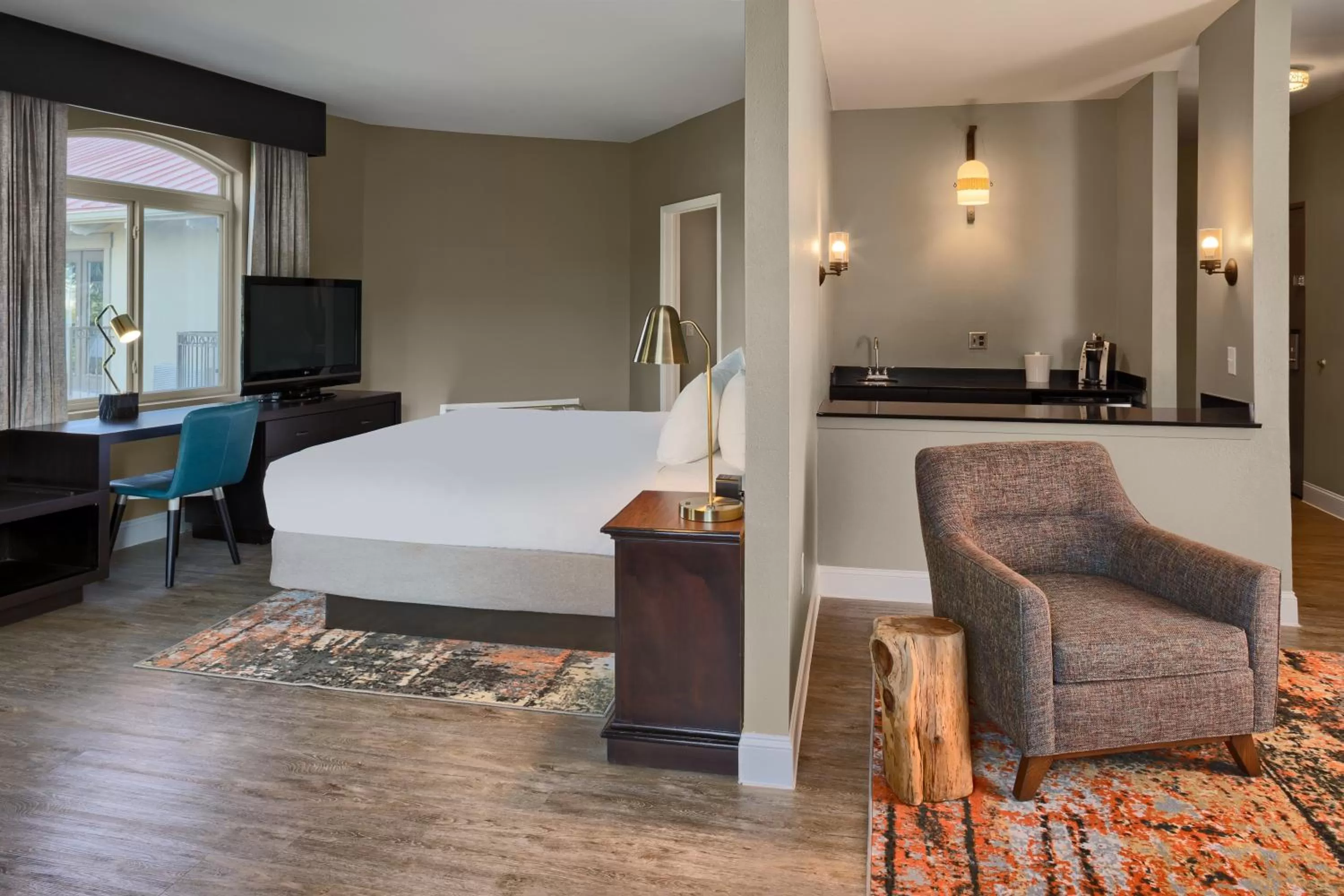 Photo of the whole room, Bed in Hotel Indigo San Antonio Riverwalk by IHG