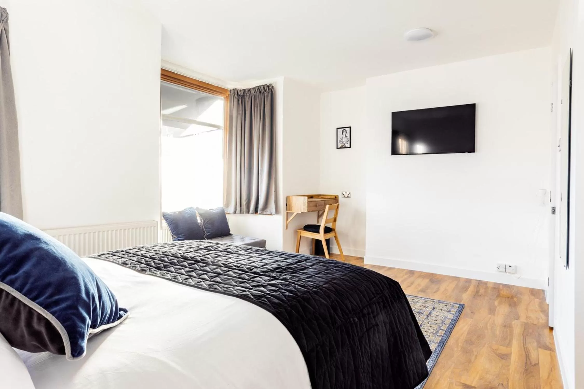 Photo of the whole room in Cambridge House Hotel