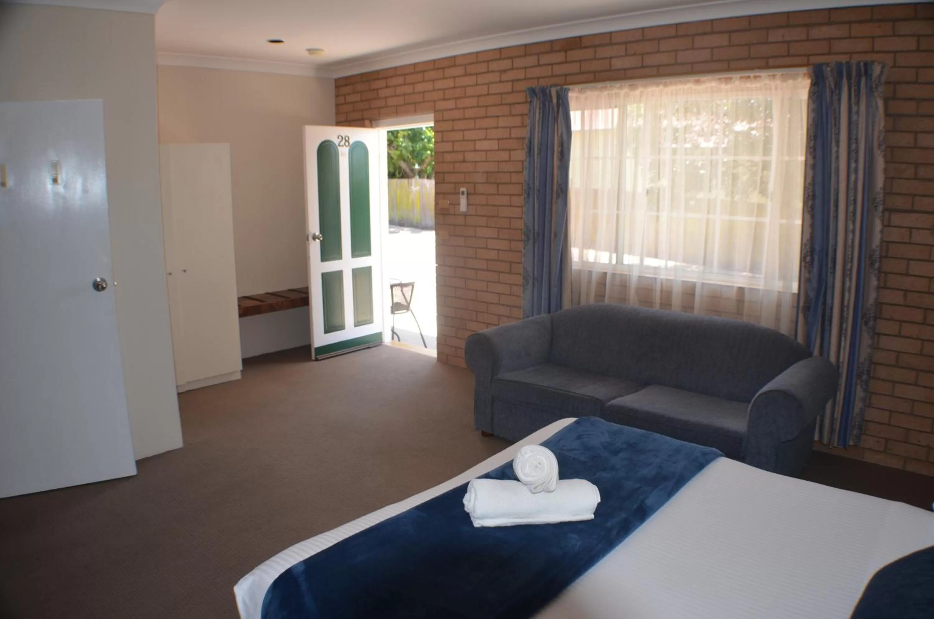 King Room with Bath - No Pets in Deer Park Motor Inn Armidale