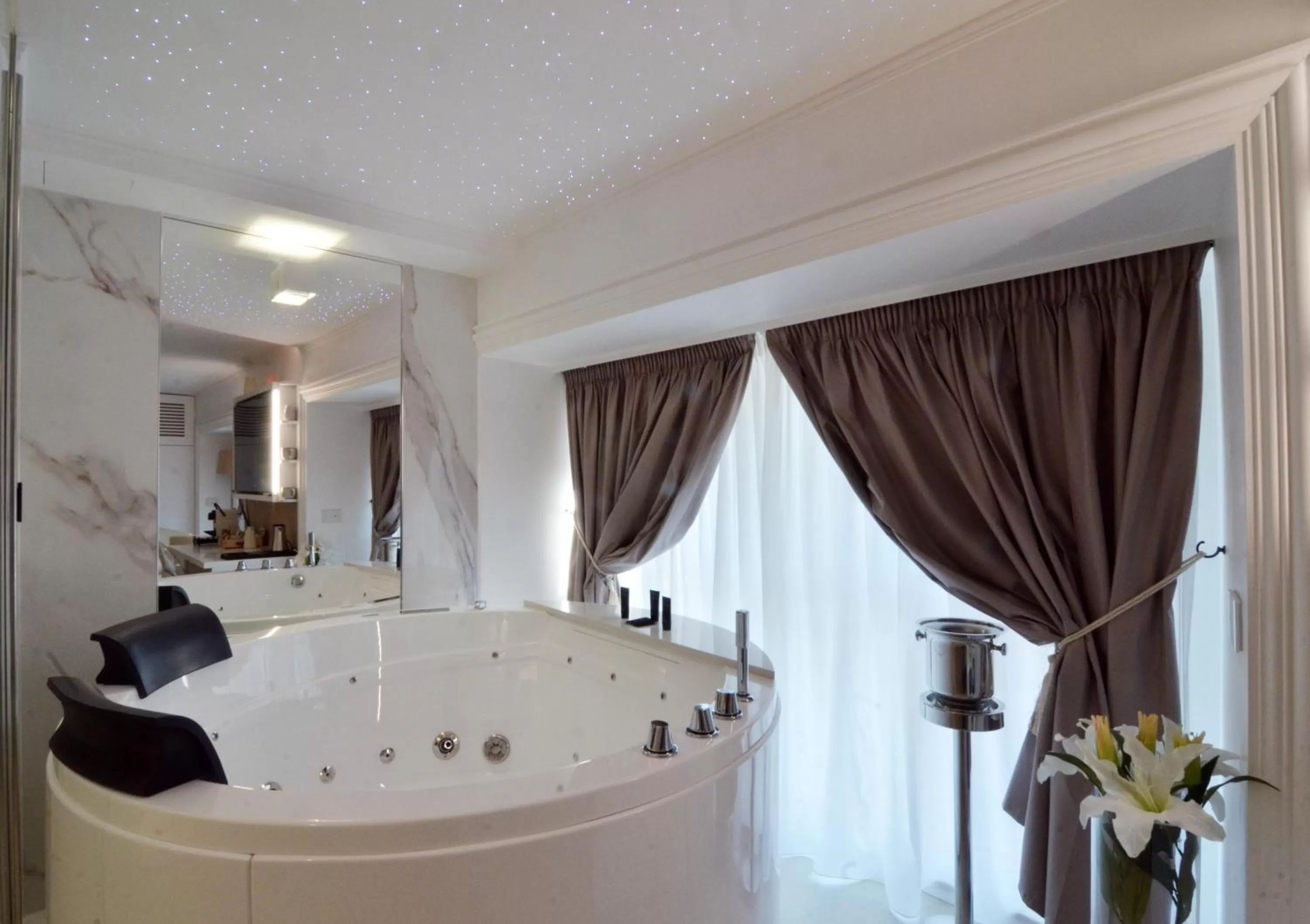 Hot Tub in Domus De Cinti