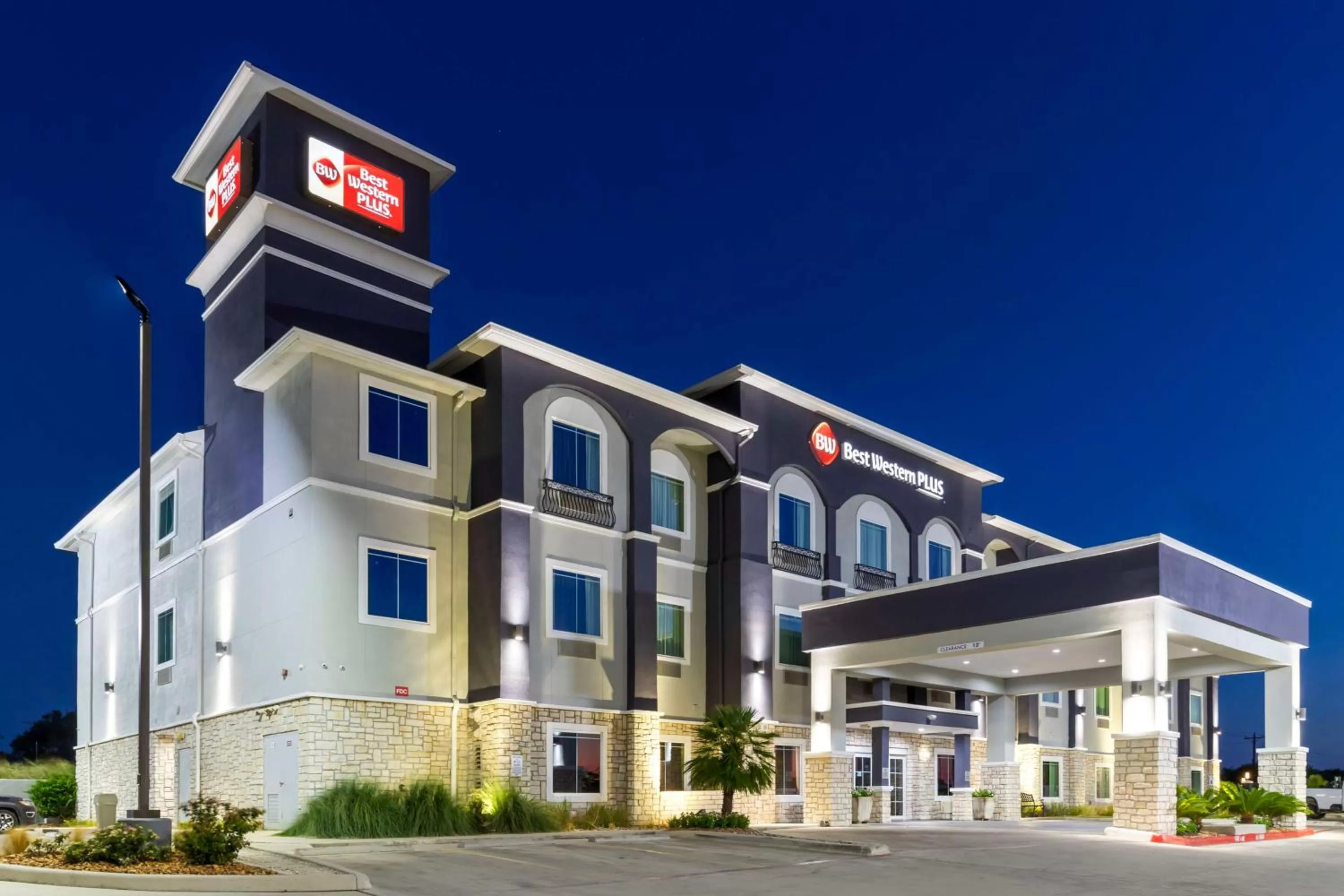 Property building in Best Western Plus Pleasanton Hotel
