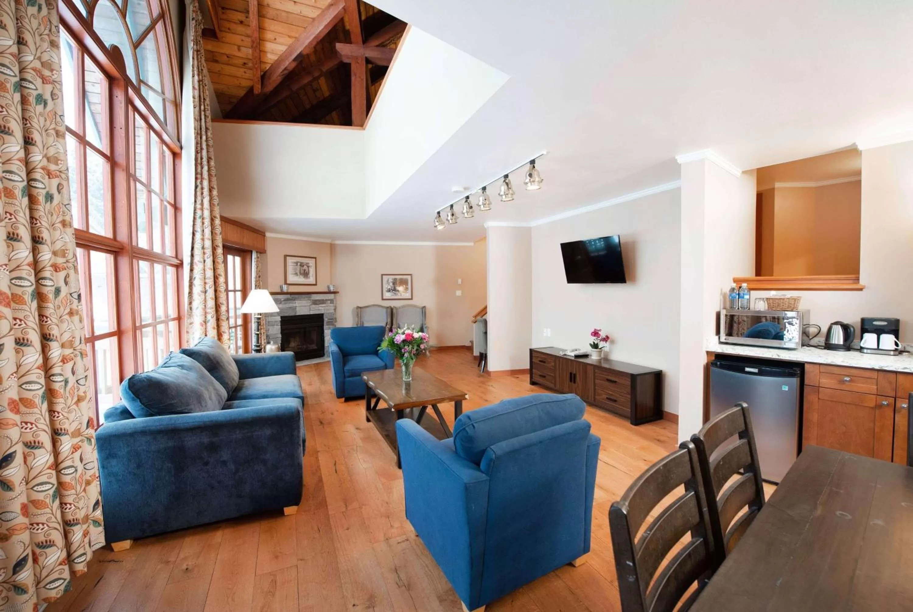 Photo of the whole room in Painter's Lodge, Trademark Collection by Wyndham