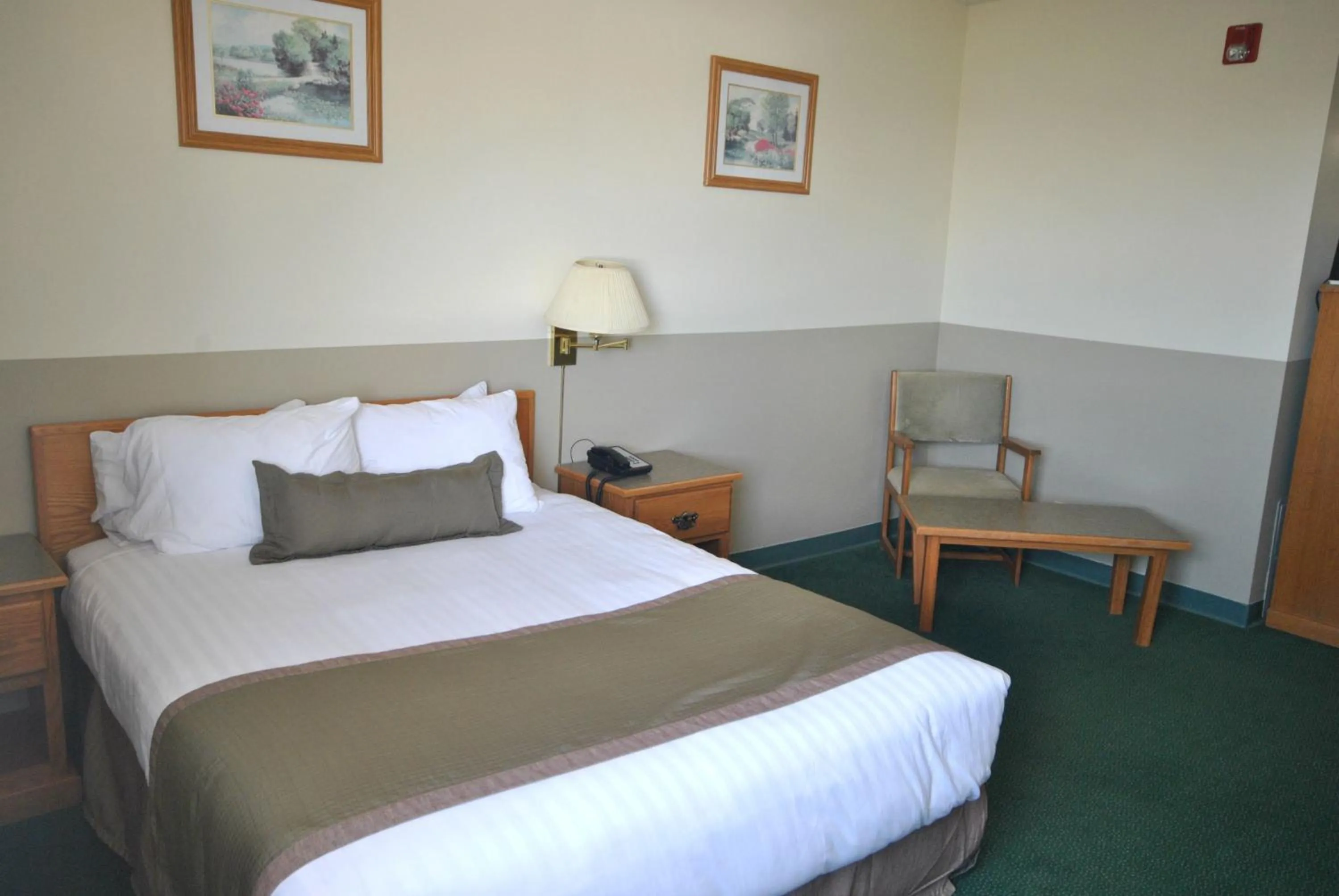 Standard Queen Room in Wheatland Hotel