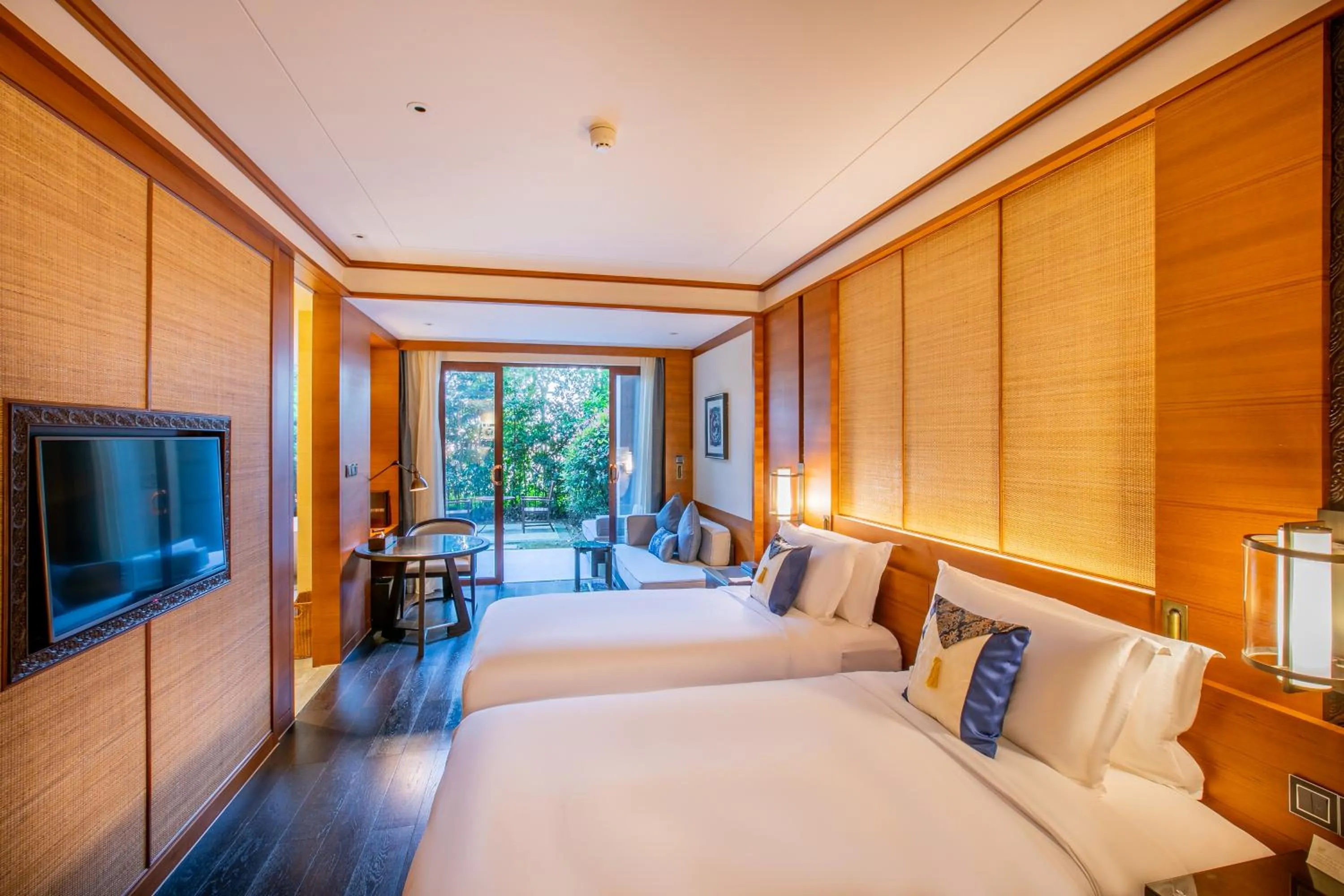 Bed in Anantara Guiyang Resort