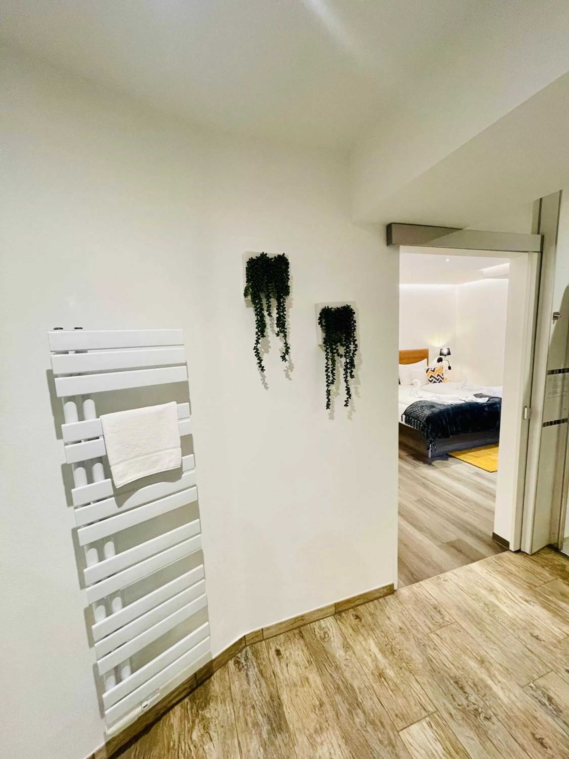 Bathroom, Bed in Hotel am Schloss