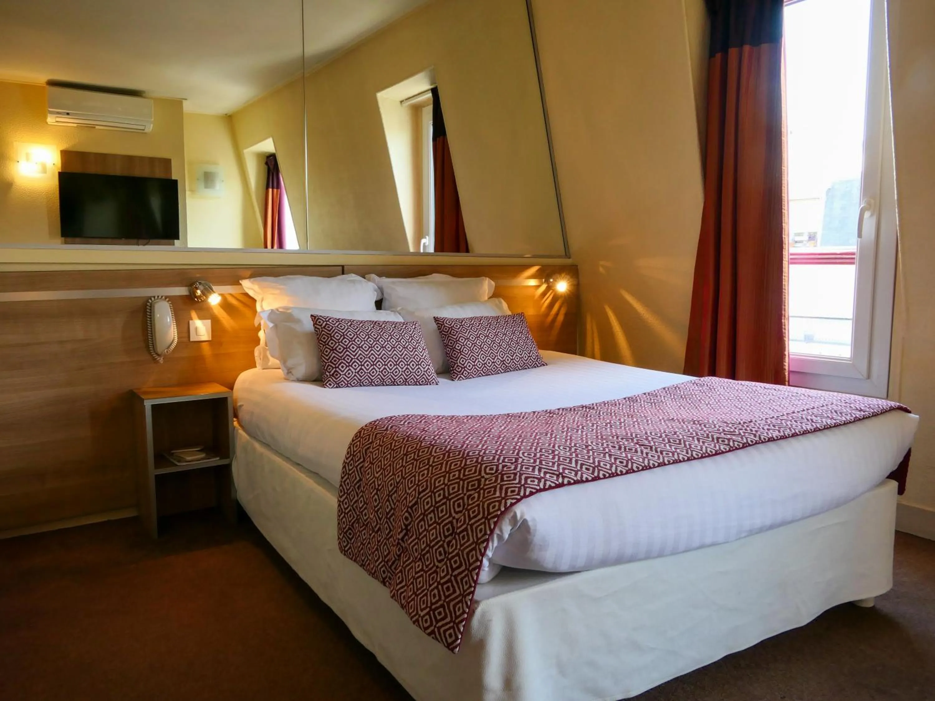 Bedroom, Bed in Hôtel de France Quartier Latin