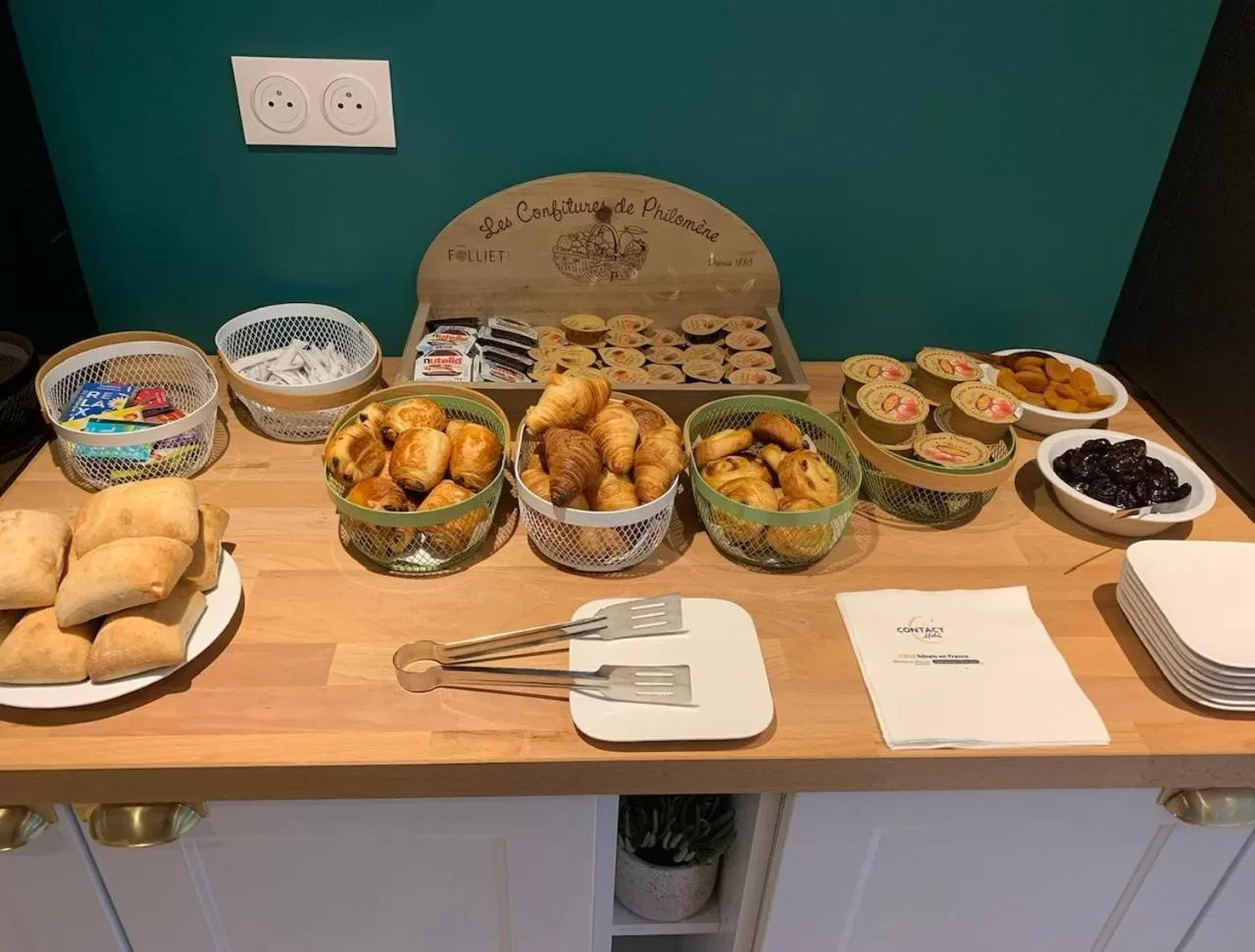 Breakfast in Hôtel Le Thurot- Dijon Centre ville Gare