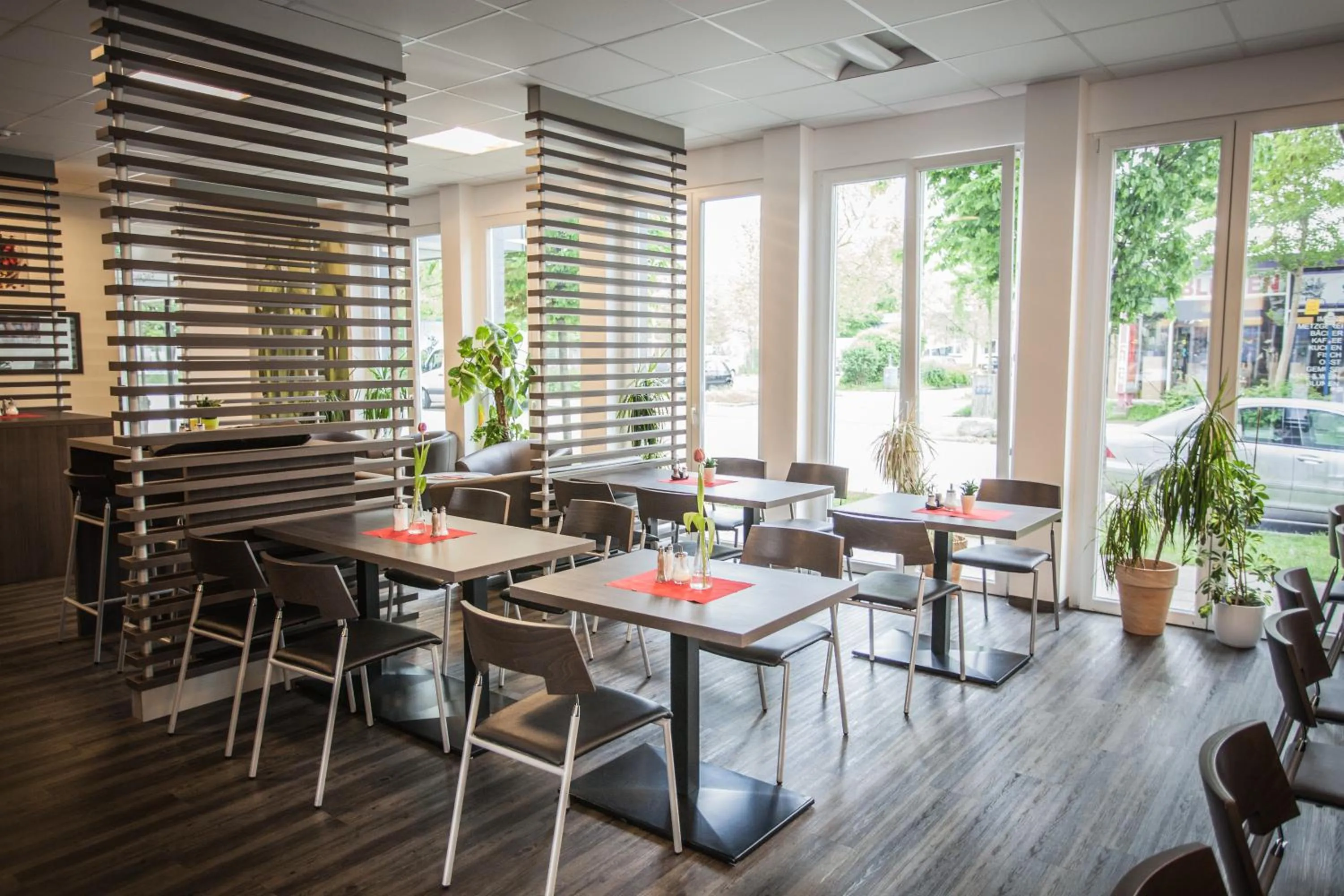 Restaurant/places to eat in GS Hotel