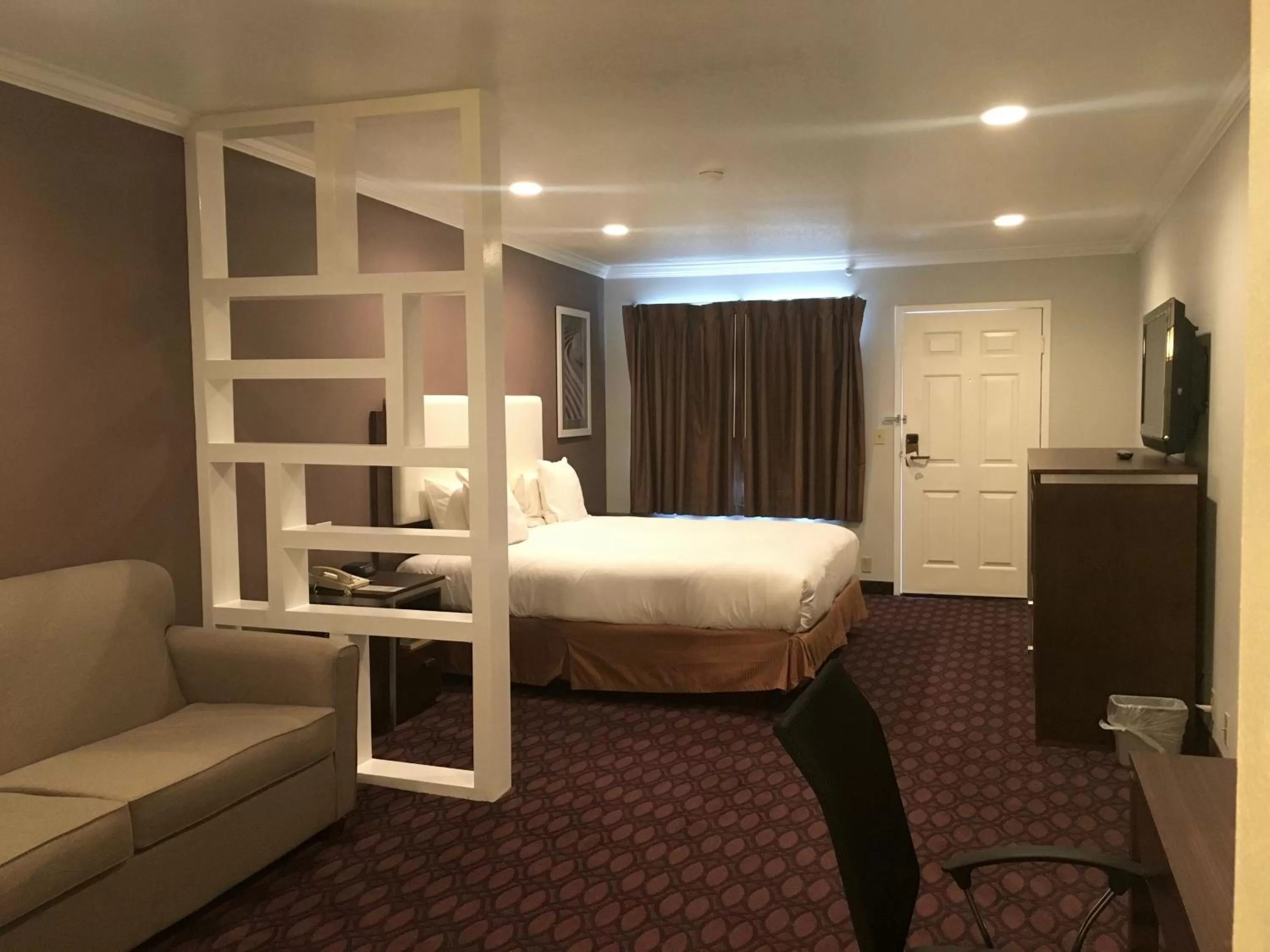 Bed in Hotel Pacific, Manhattan Beach