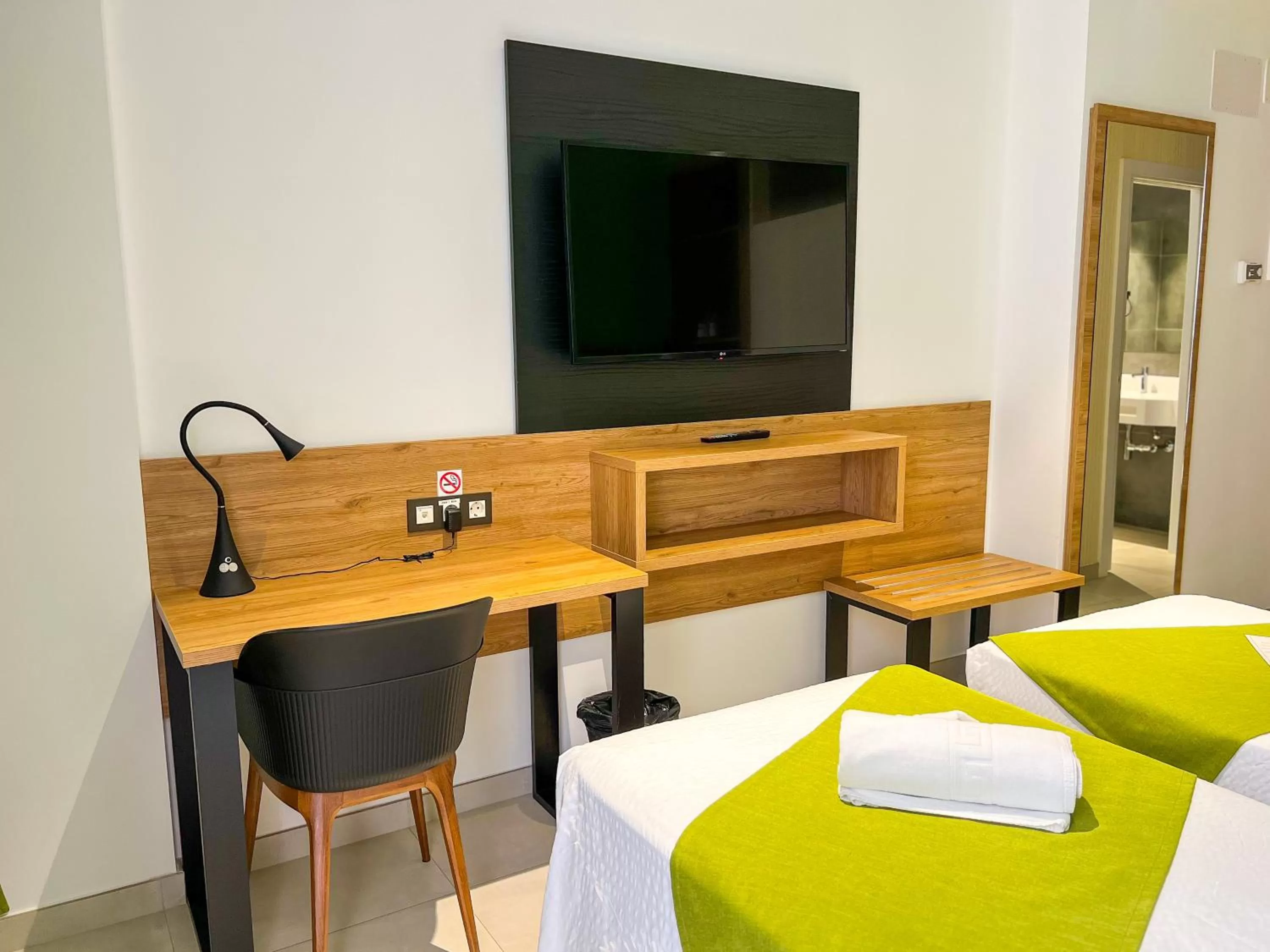 TV and multimedia, Bed in Hotel MG Poniente