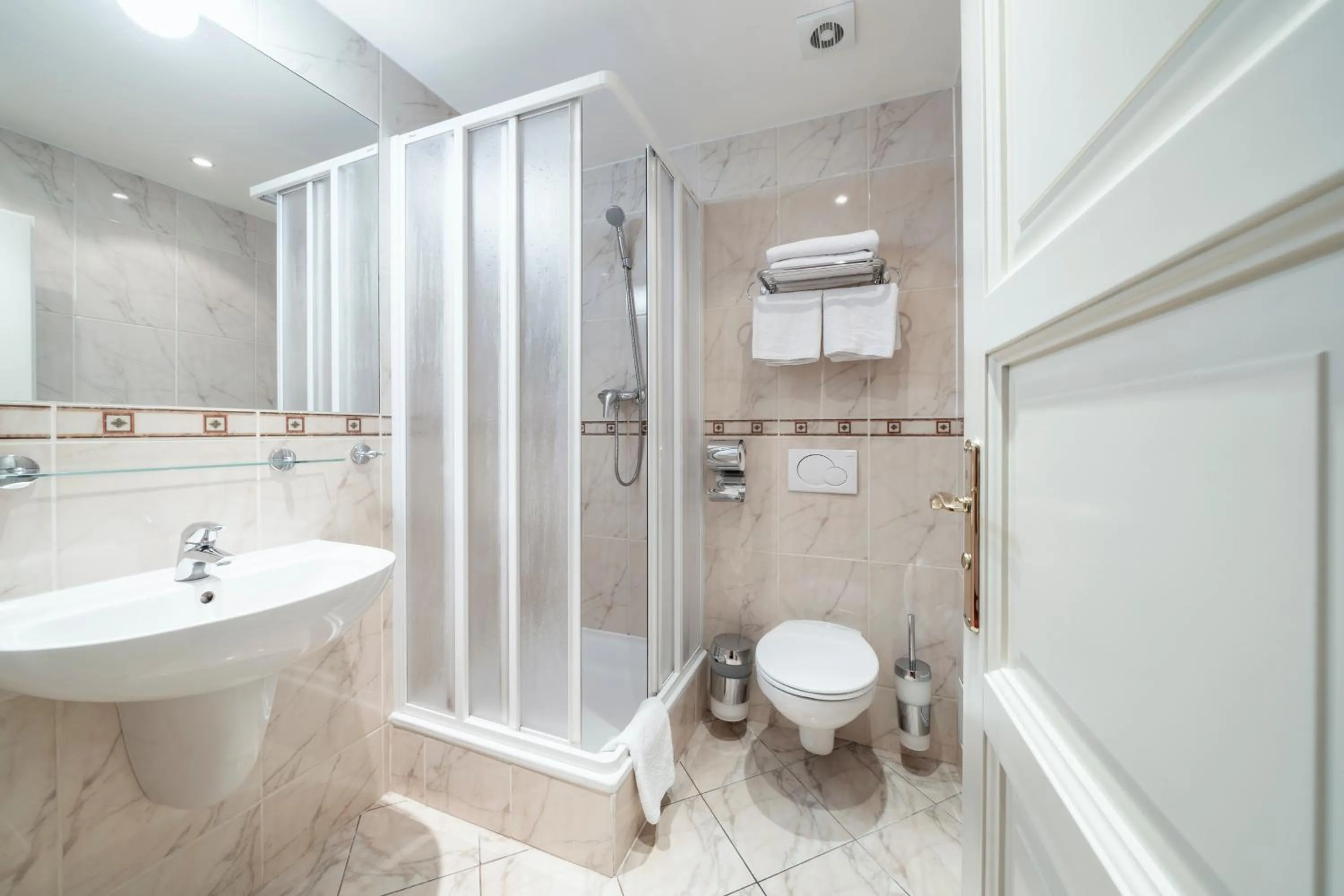 Bathroom in Hotel Raffaello Prague