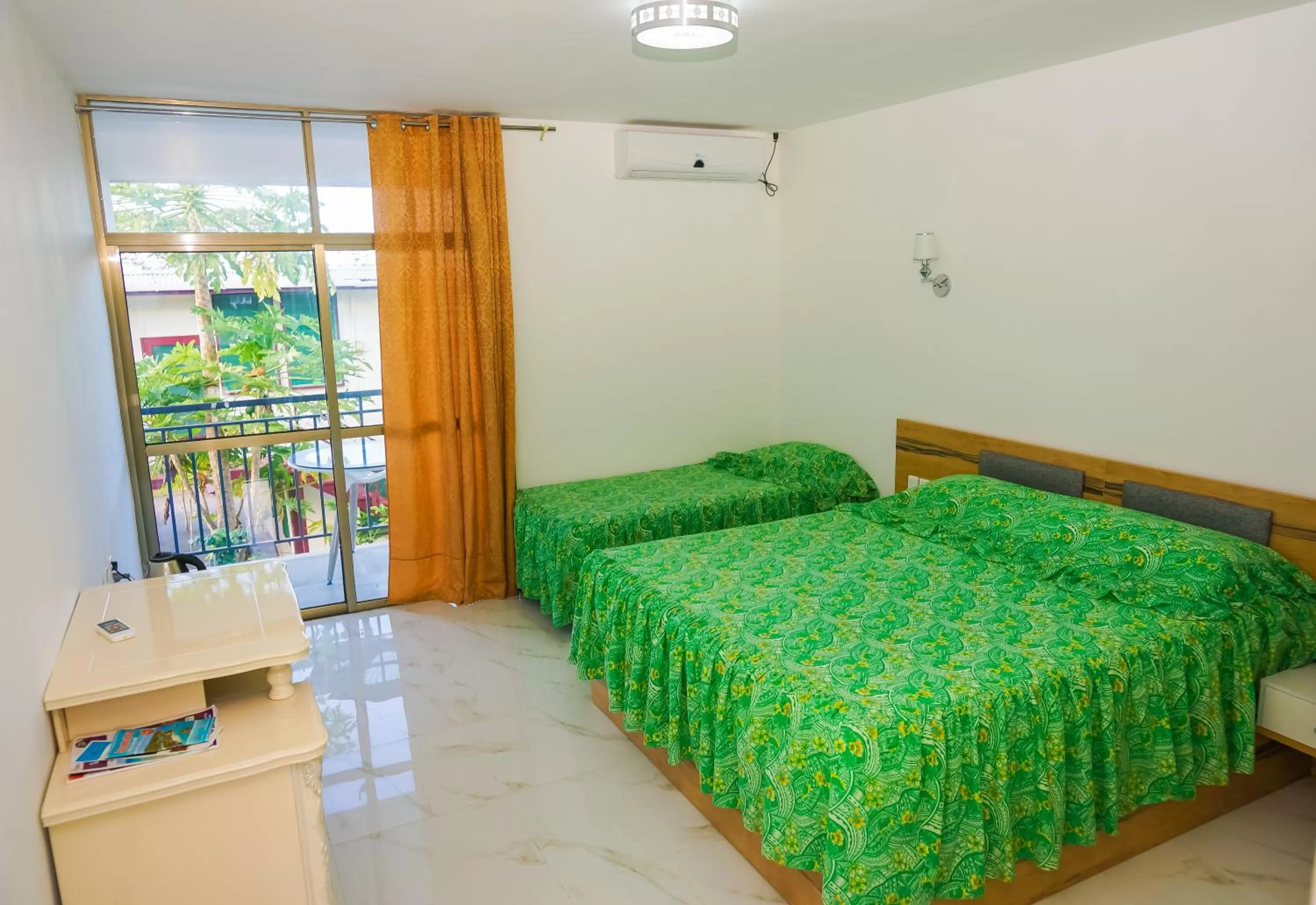 Balcony/Terrace, Bed in Lynn's Getaway Hotel