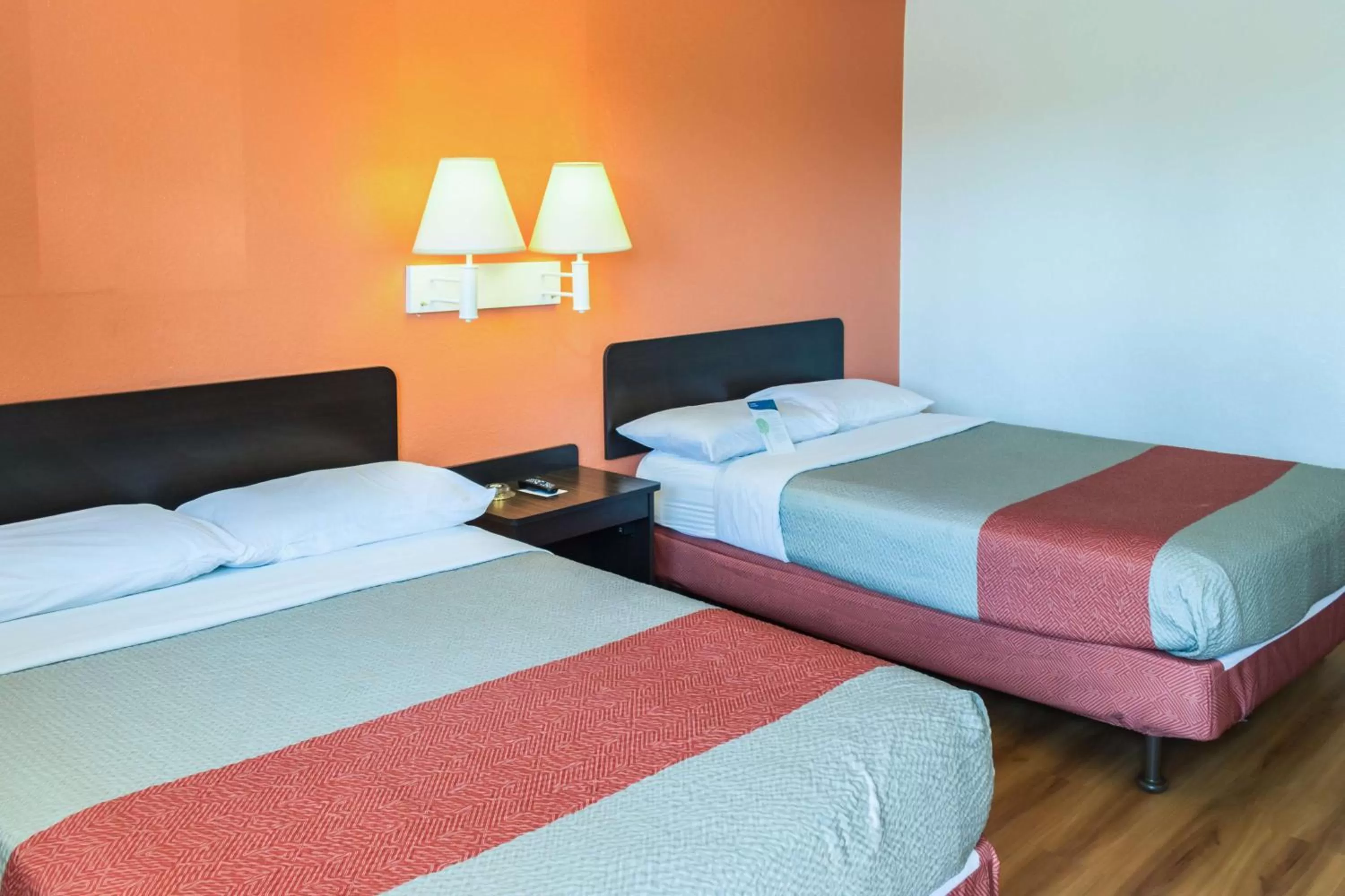 TV and multimedia, Bed in Motel 6-Bakersfield, CA - East