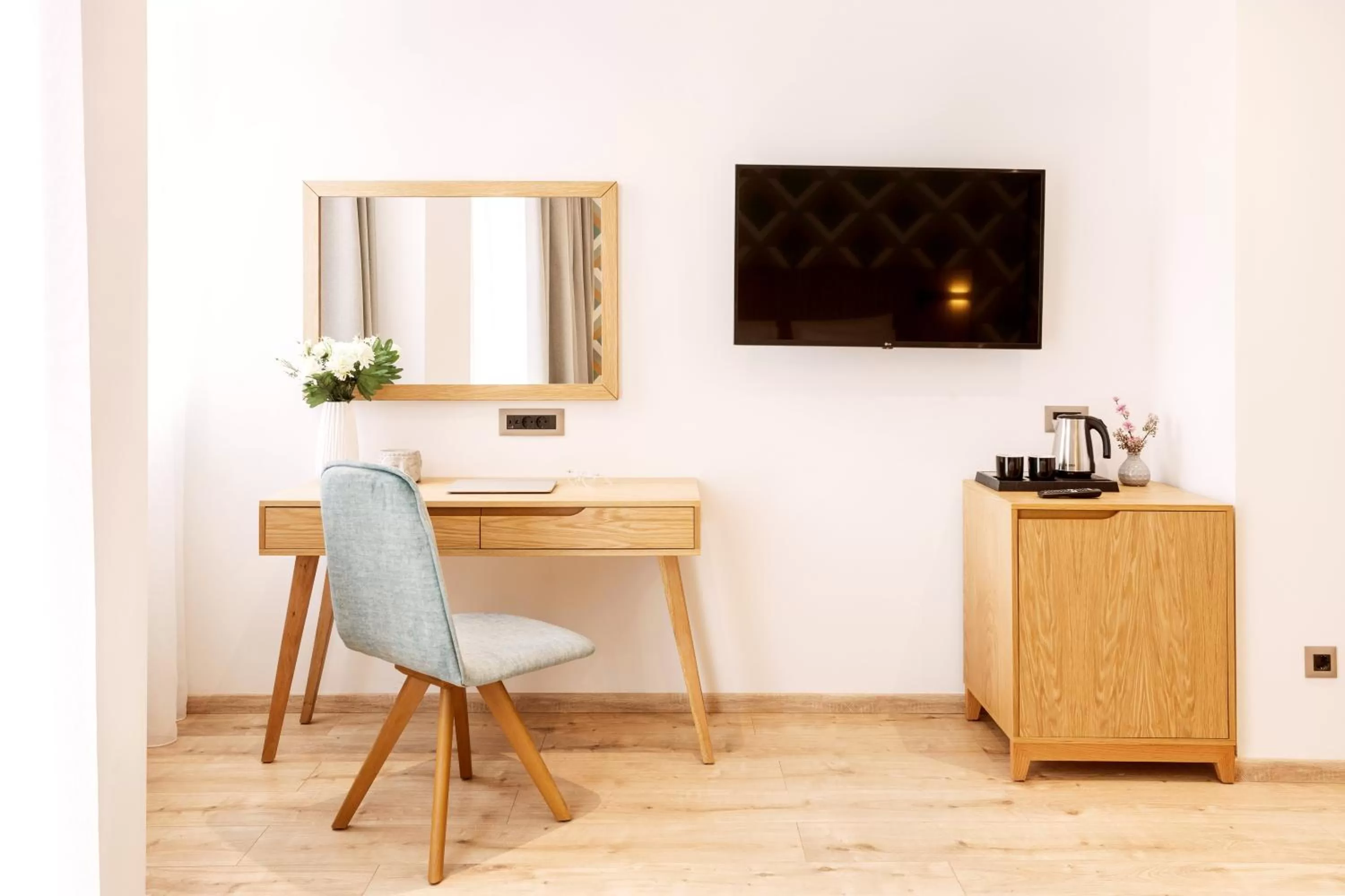 TV and multimedia in DAYS City Suites Athens