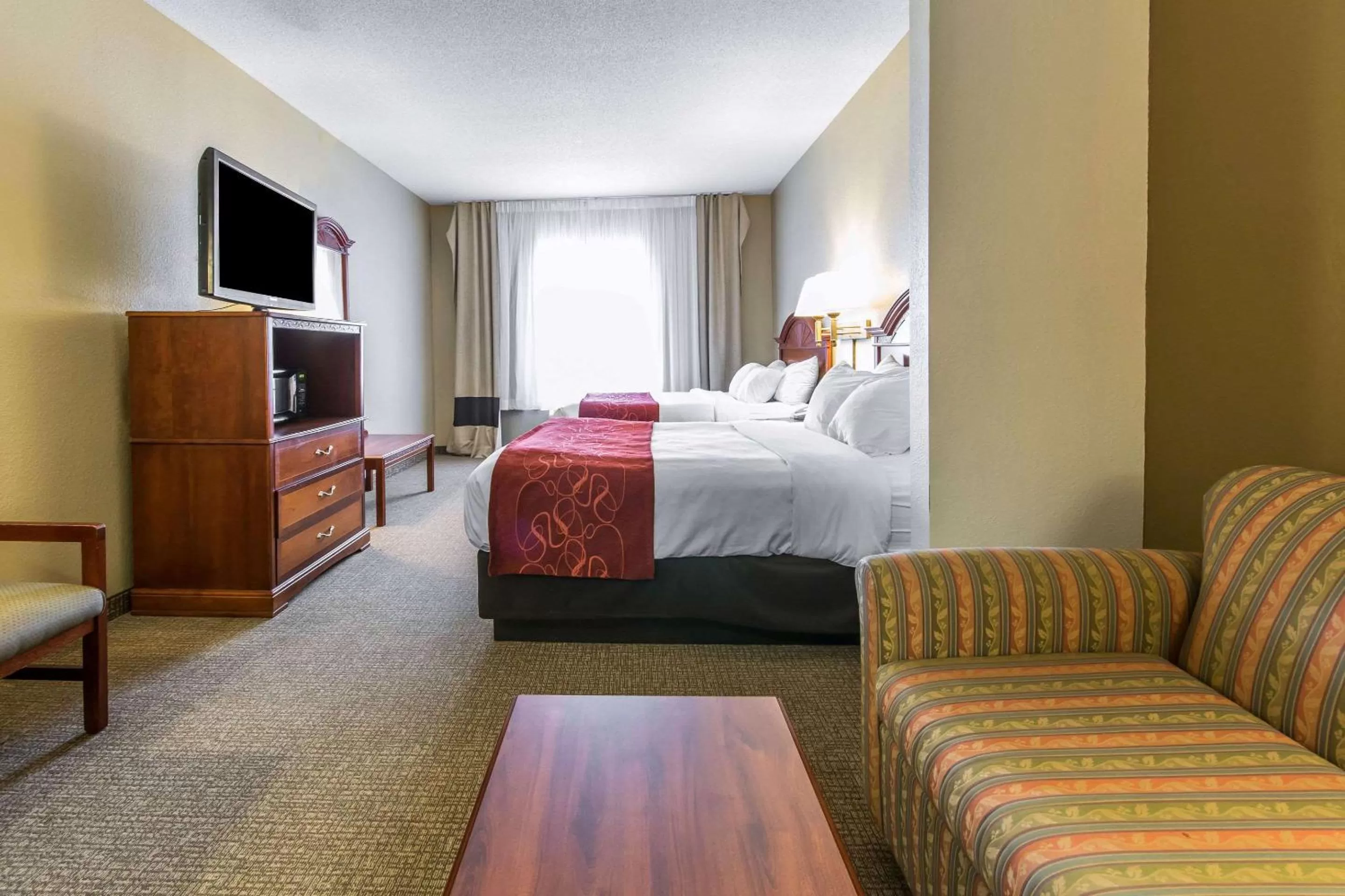 Photo of the whole room, Bed in Comfort Suites Owensboro South