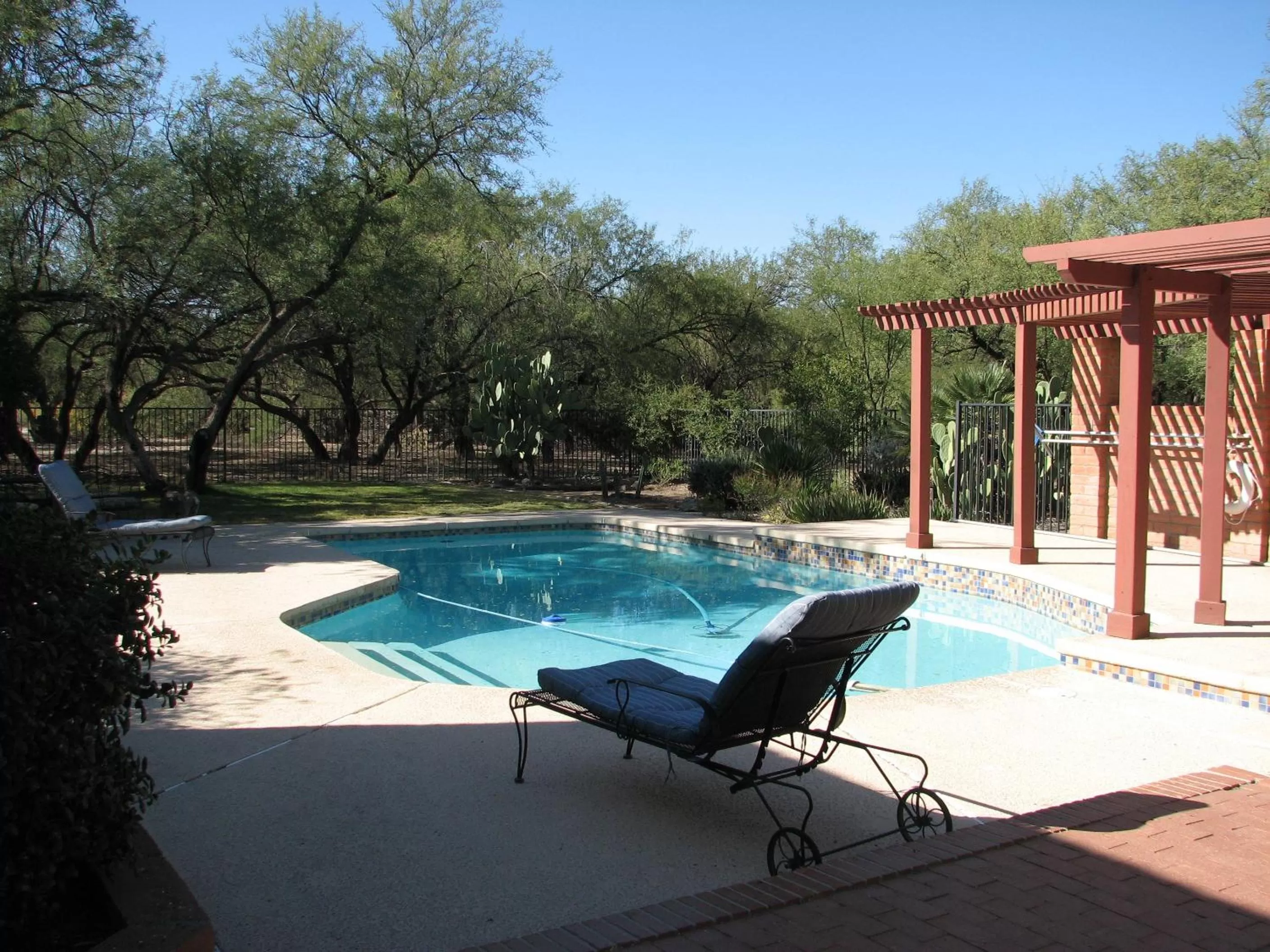 Swimming pool in Desert Trails Bed & Breakfast