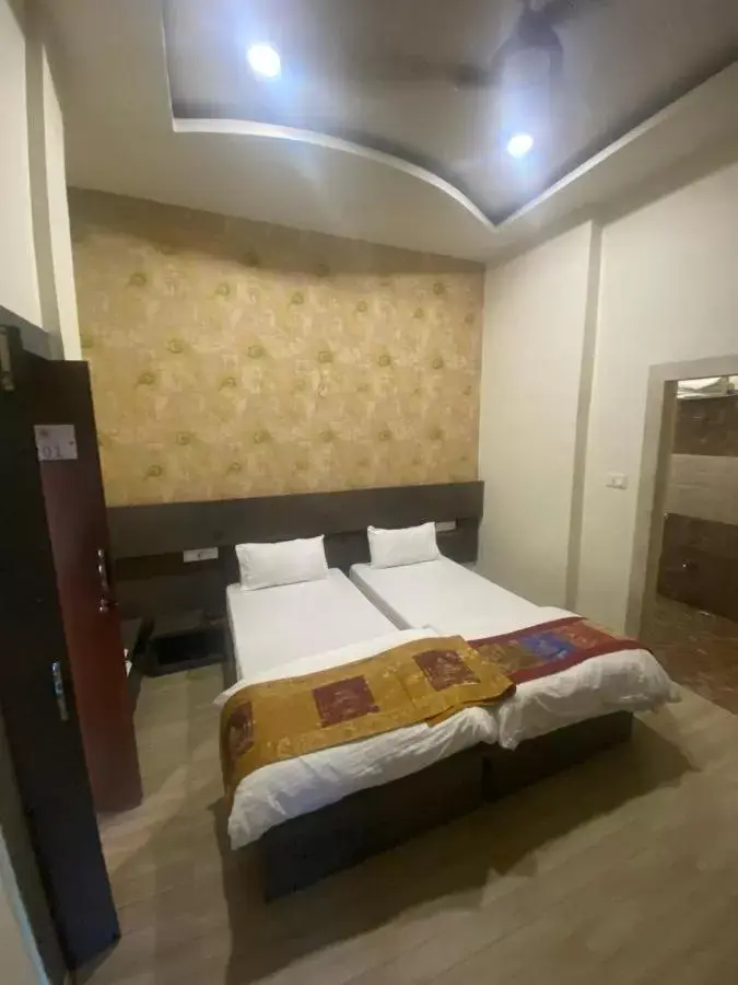 Budget Nomad Room (Non -AC) -(No-River View) in Dwivedi Hotels Sri Omkar Palace Budget Nomad Room (Non -AC) -(No-River View) in Dwivedi Hotels Sri Omkar Palace