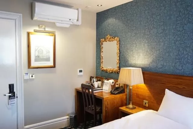 Bed in The Swan Hotel Wetherspoon