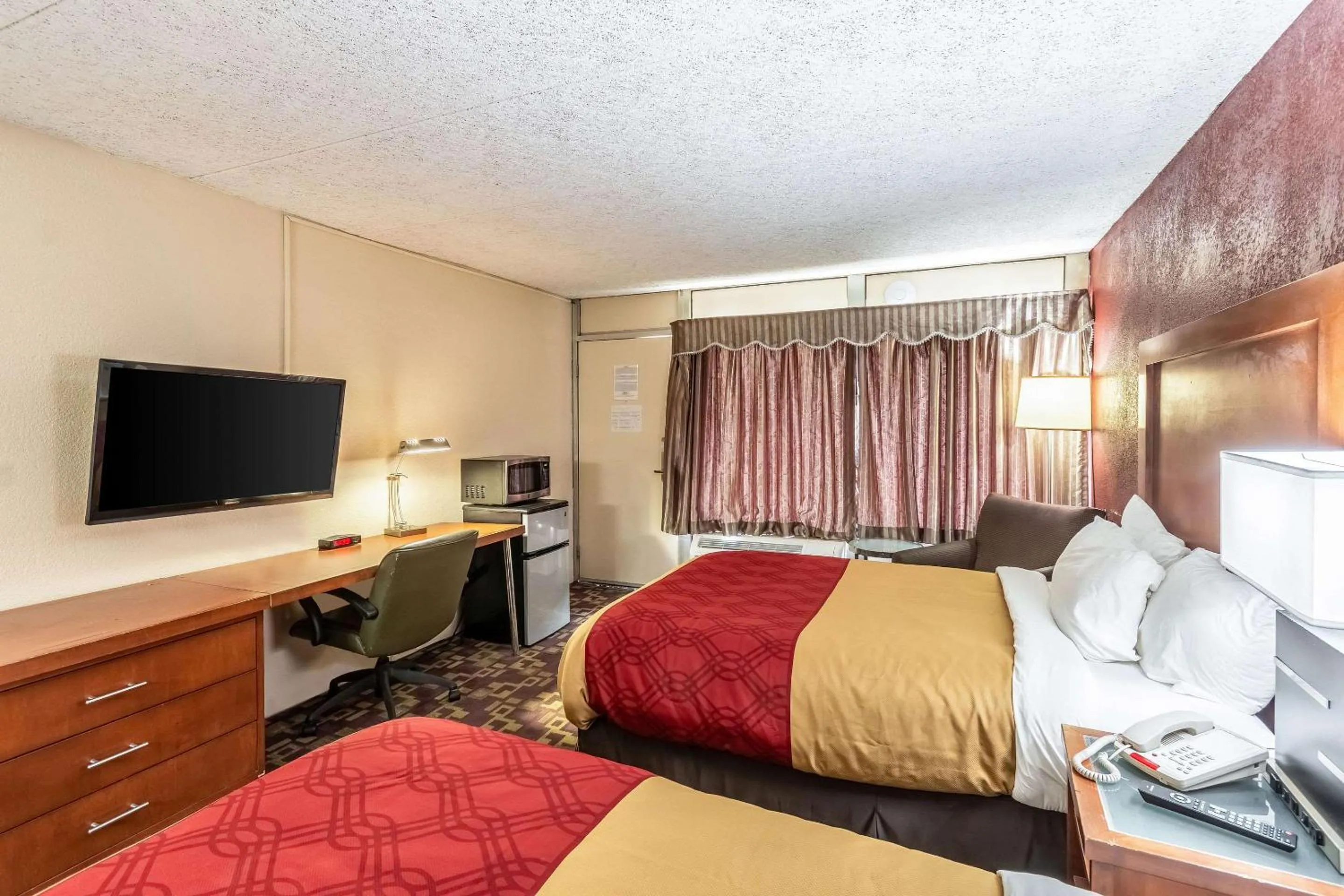 Photo of the whole room, Bed in Econo Lodge Zanesville Downtown