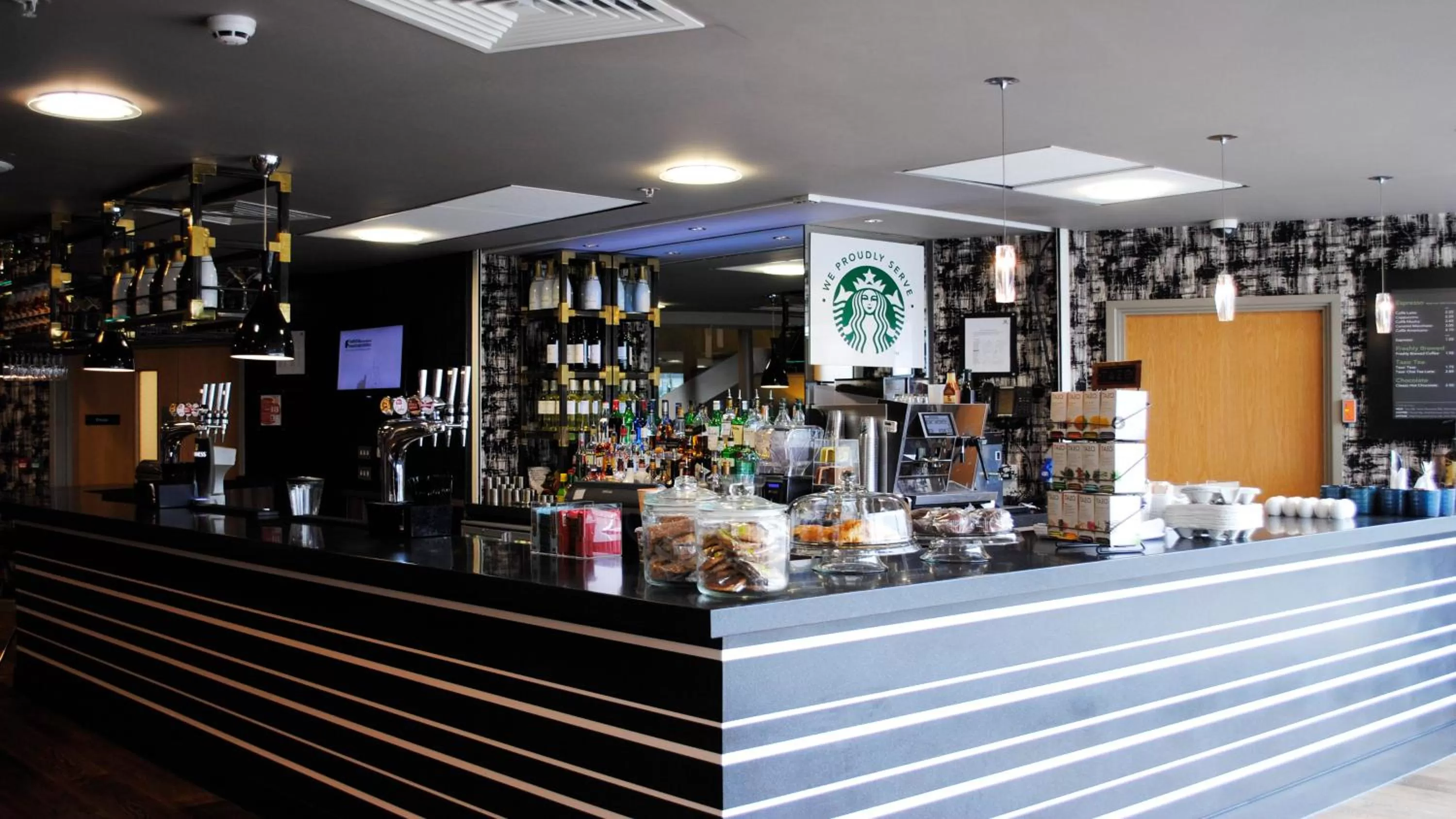 Lounge or bar in Holiday Inn Manchester-Mediacityuk by IHG