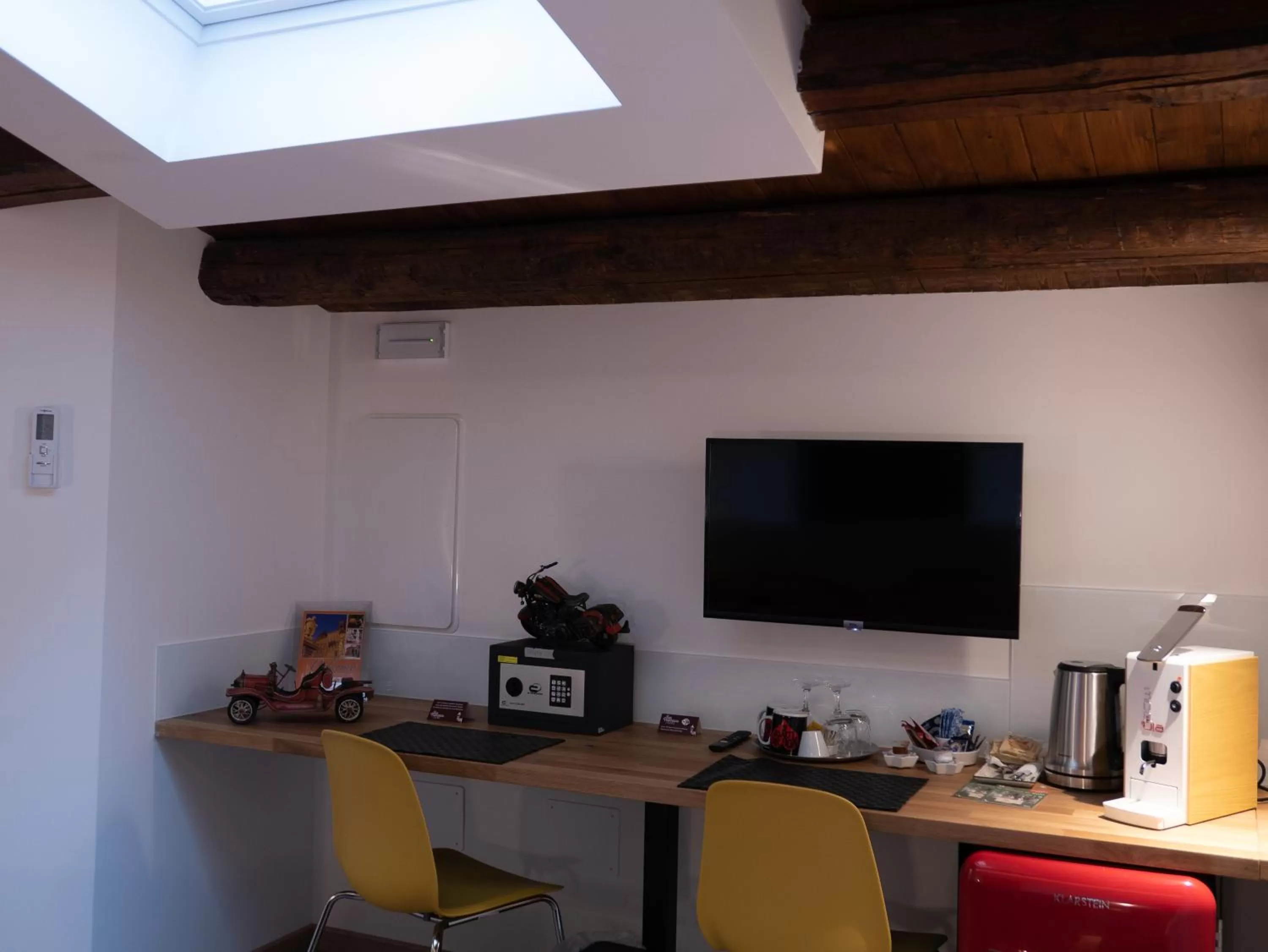 TV and multimedia in San Francesco Rooms and Apartment with Terrace in Palermo Locazione Turistica