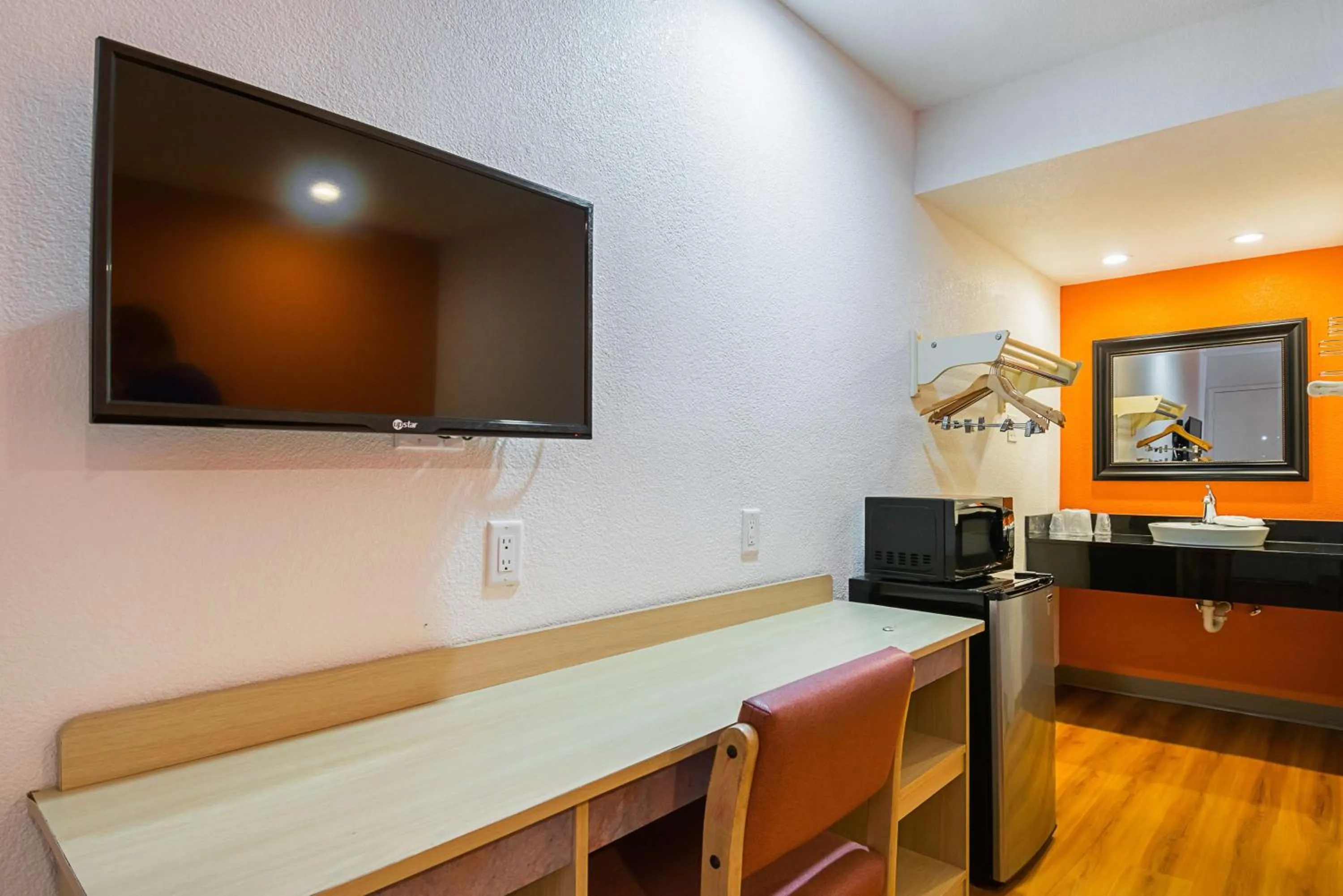 TV and multimedia in Motel 6 Lost Hills / Buttonwillow Racetrack