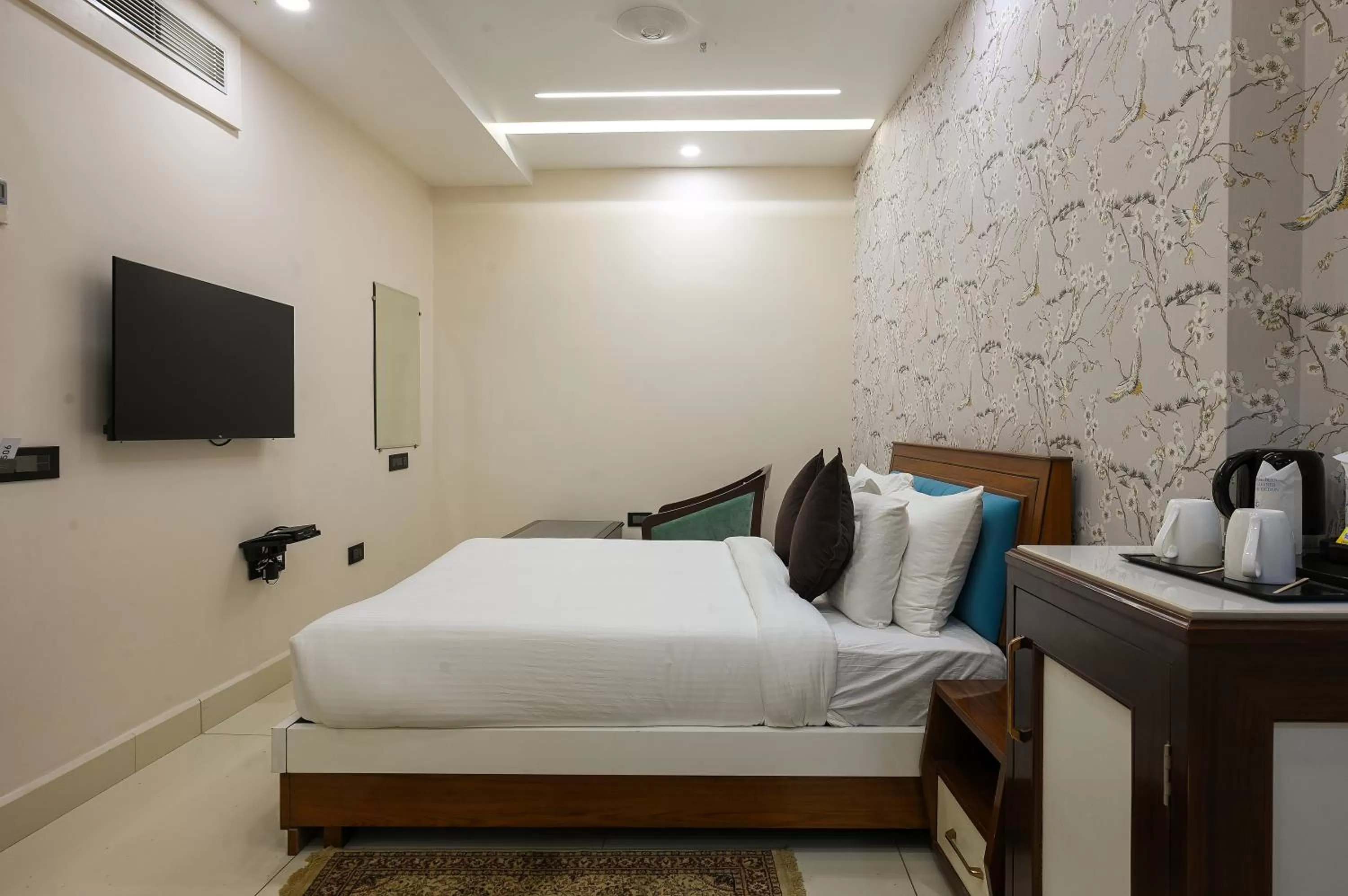 Bedroom, Bed in Hotel Leela Grande