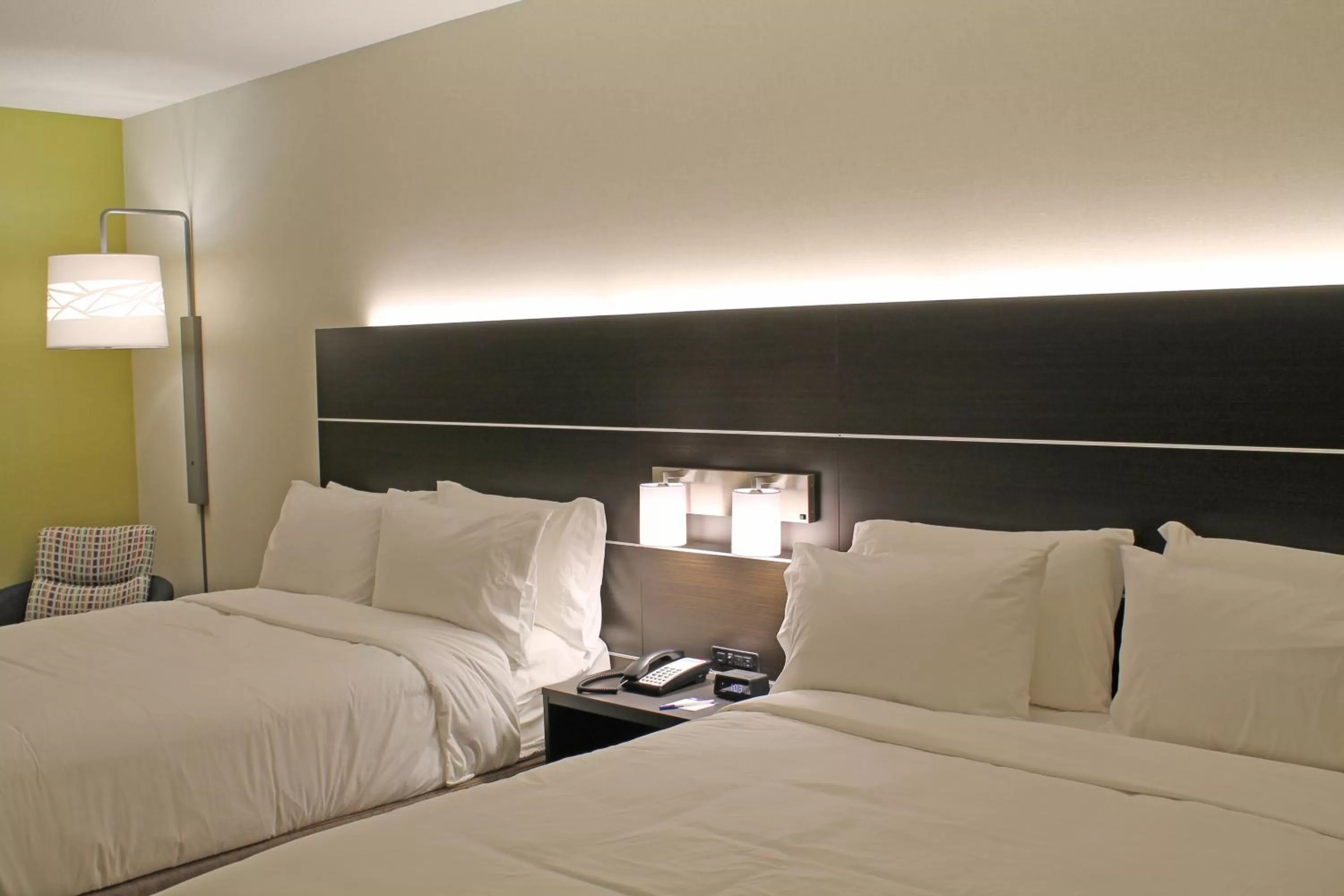 Photo of the whole room, Bed in Holiday Inn Express & Suites - St. Louis South - I-55 by IHG